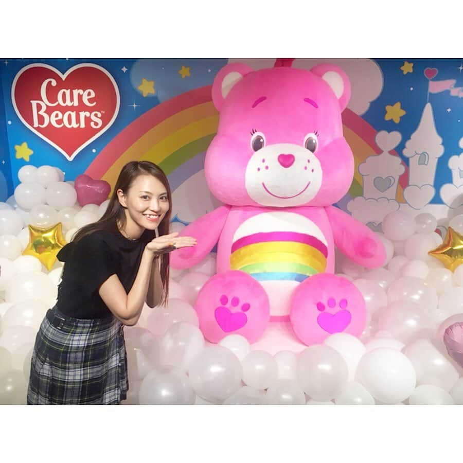 田野アサミさんのインスタグラム写真 - (田野アサミInstagram)「Care Bears❤️🌈☀️。﻿ 仕事終わりに高校生の時好きでグッズとか集めていたケアベア展へ サッ！！と1人で行ってきた。笑﻿ ﻿ 『ケアベア™展 ～ 心ときめくカラフルワールド 』﻿ ﻿ ときめいた....😭✨🌈☀️。﻿ 懐かしいなぁ〜と1人で会場に居た私にフォトスポット📷に居た係のお姉さんが、写真を撮ってくれました❤️。﻿ たまらなくカラフルだから﻿ たまらなく元気を貰えました。﻿ ﻿ ケアベア達は色とお腹のマークもそれぞれ皆違って﻿ 皆ステキな意味をもつテディベア達🧸なんです👏🏻✨私はオレンジのお腹に☀️のマークのついたファンシャインベアと紫💟色のハーモニーベアがお気に入り♡！﻿ #ケアベア展#carebears#田野アサミ#ケアアサミ﻿」8月13日 20時27分 - tano_asami