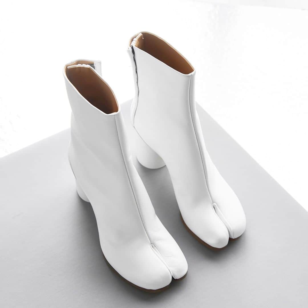 エルエヌシーシーさんのインスタグラム写真 - (エルエヌシーシーInstagram)「The iconic Maison Margiela Tabi Boot has been a significant silhouette for many years. The Tabi ankle boot now available in-store and online @thelncc @maisonmargiela #maisonmargiela」8月13日 20時31分 - thelncc