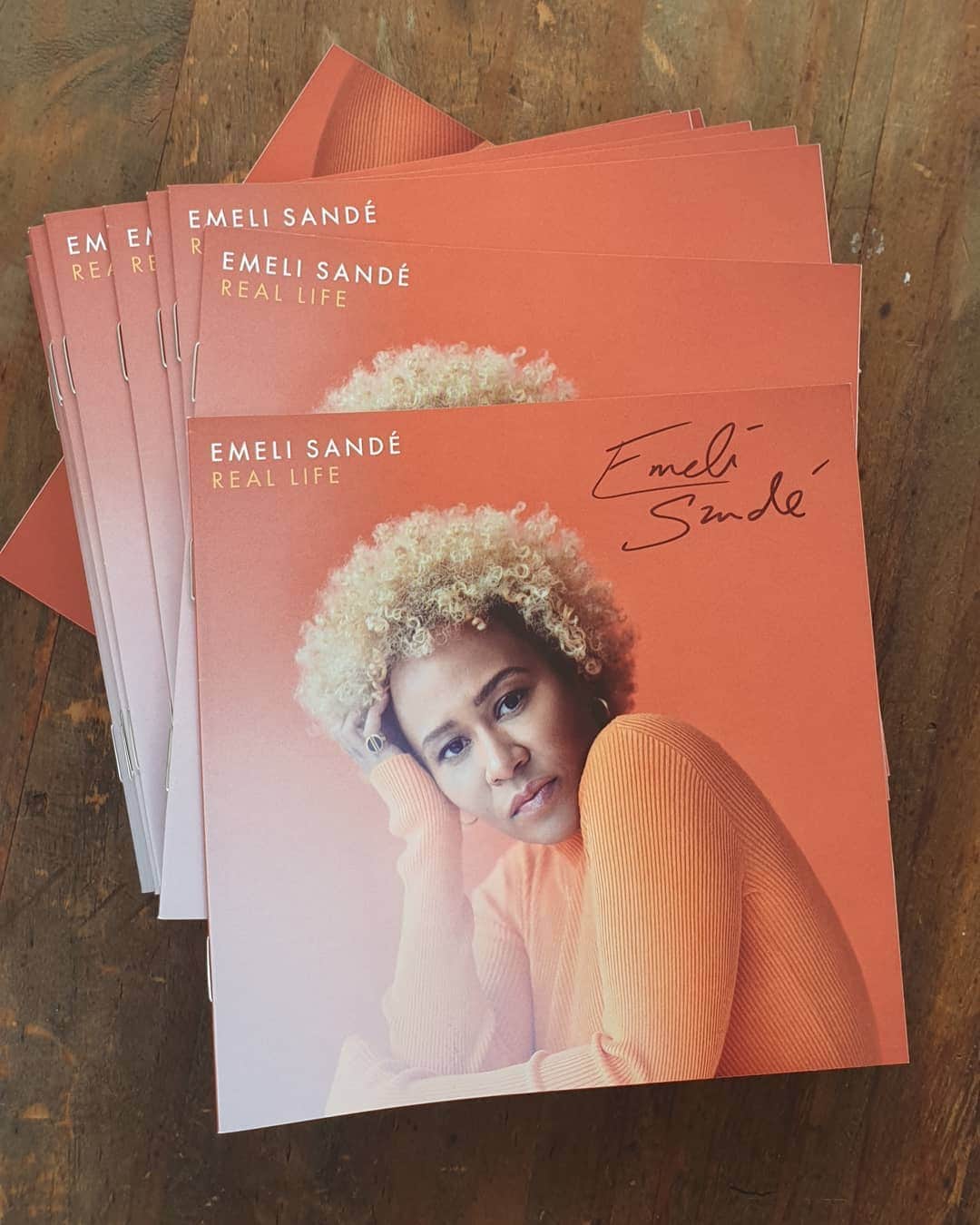 Emeli Sandéのインスタグラム：「Signed sealed delivered」