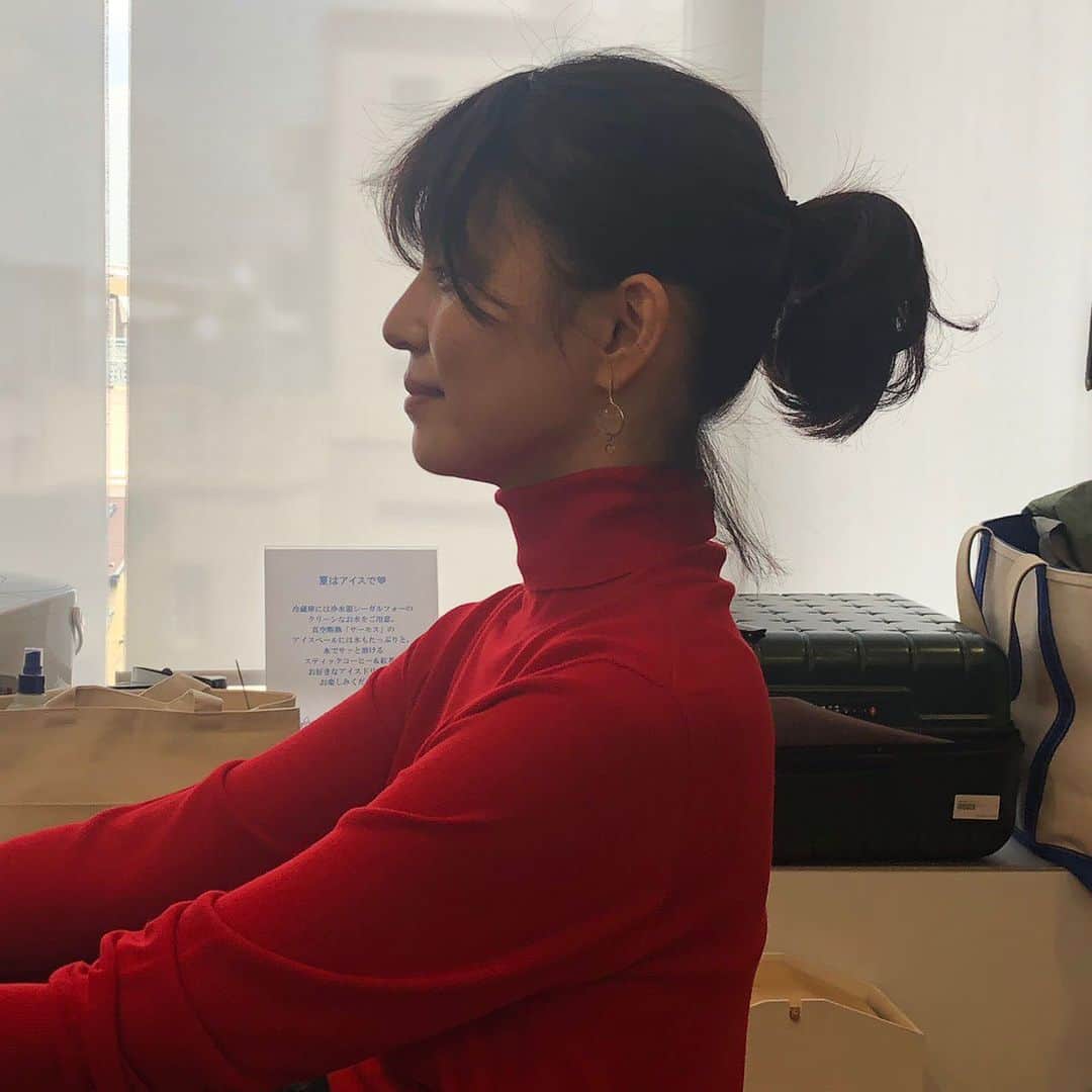 石田ゆり子さんのインスタグラム写真 石田ゆり子instagram お暑うございます 暑さと湿気 クーラーとの温度差 そして迫り来る低気圧 そんな中 撮影はたいてい 秋冬物のオンパレード 赤いタートルと ポニーテール こういうのって 無条件に密かに