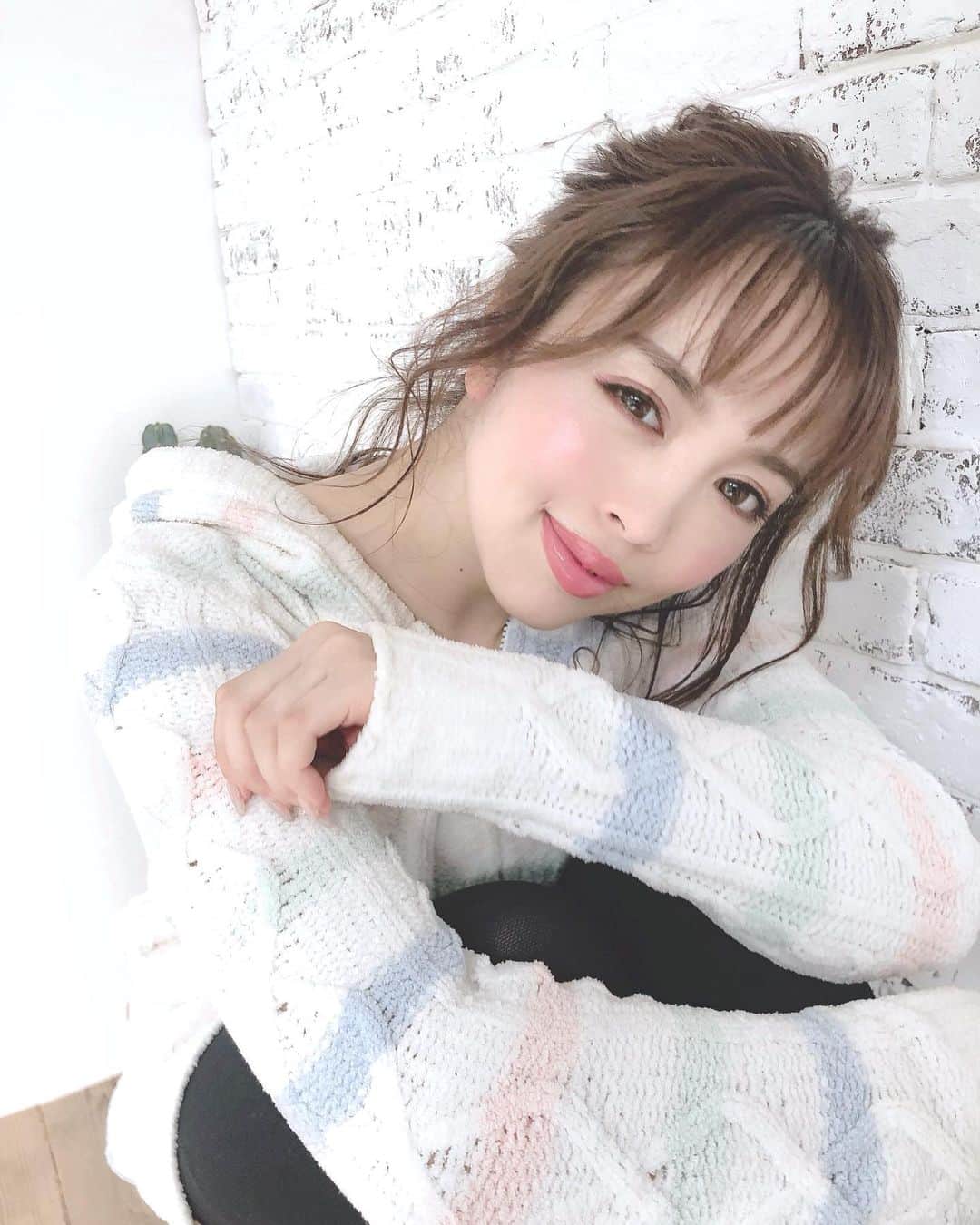 のインスタグラム：「Good night★﻿ ﻿ ﻿ 最近冷房ガンガンのお店多くて﻿ ﻿ 汗かいてお店入ると汗が冷えて﻿ すごい冷えてお腹を下します。w﻿ ﻿ ﻿ なのにいつも羽織りもの忘れる🤣🤣﻿ ﻿ ﻿ 明日朝早いから、あったかくして寝よっと♡」