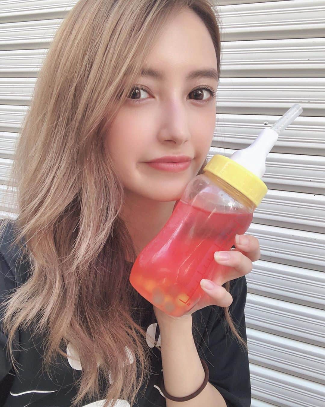 水野星奈のインスタグラム：「・ ・ ・お盆に久々の原宿へ😆🌟🌟 流行りの可愛いジュースとアイスクリーム💩🍦🍹💕 美味しすぎた🥰  #harajuku #icecream #juice  #insta」