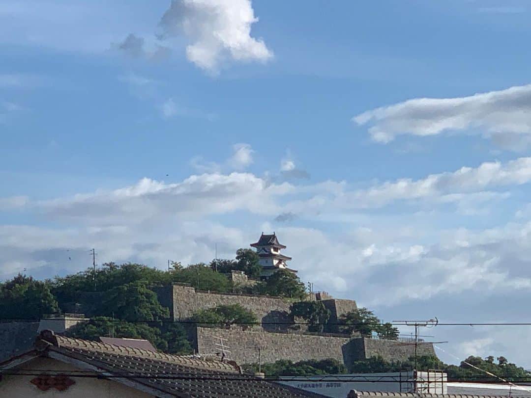 のインスタグラム：「丸亀城🏯  小さくて可愛い💓  登れるらしいょ♪  それにしても、 道の駅たからだの里さいたへ行ってる間に男性陣はみんな 「環の湯」へ行ってて、 露天風呂からの景色が絶景だから行きたかった…残念(>_<) 長閑な景色で 沢山チャージしておきたい✨  #丸亀城 #小さい城 #丸亀市 #香川県」