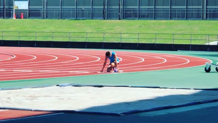 矢澤航のインスタグラム：「* AP 5th-hurdle Int,8.9m * 試合前なのでAPからの動きを確認しました。 スタートブロックがつま先部分しかないものなので感覚は少し異なりますがポイントにしたかったことはできました🙆‍♂️ いつもとは逆からのアングルなので左手がこんな動きしてるとは思わなかったです👀綺麗なハードルの人たちが羨ましい… ここから疲労を抜いていいイメージを持てる状態へ持っていきます！ 土曜のレースが楽しみです🐒 * 偶然競技場で森田さん(@shun110mh)にお会いして動画を撮って頂きました🙏ありがとうございました！ * #DESCENTE #mizuno #SAVAS #SWANS #110mh #hurdler #hurdlegang #hurdletraining #4daystogo #roadtotokyo」