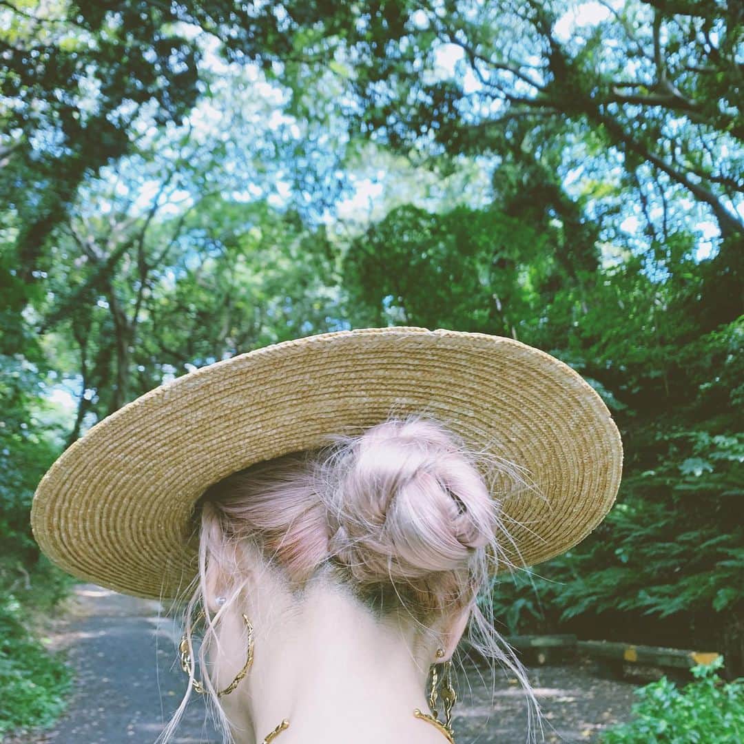 佐々木茜さんのインスタグラム写真 - (佐々木茜Instagram)「. . いくら髪を巻いても 汗と湿気で全く意味がなくなると 悟った日🧐 （くるくるだったの、信じられなぁい😯） このサングラスとヘアとマスカラの 色の組み合わせが気に入りすぎて アップの写真を載せてみます😯 全身はまた今度🙋‍♀️ . サングラス 9/13発売 #Zoff × #yukiotani  ピアス、チョーカー 19ss #dior マスカラ #celvoke  04番色 ヘアカラー #ballethair . 夏休みの自由研究的なアレで 毎日のコーディネート、 どうにか撮り続けているので ゆるく載せていきたいです🌼 . 今まで写真はVSCOのKA1というフィルター？ でしたが、夏休みっぽさでるかなと 今回からAV8というフィルターにしてみました。 8月はこれでいこうっと🚢 . .」8月13日 20時41分 - akane_madder2