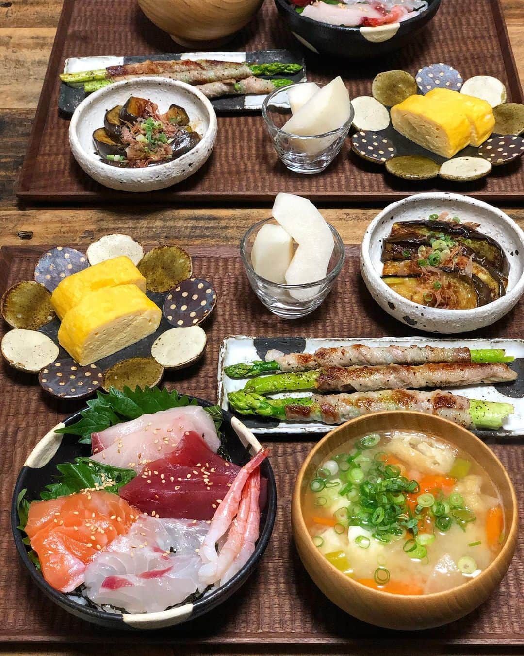 chaako ちゃあこのインスタグラム：「2019.8.13 * * 今日の晩御飯٩(๑❛ᴗ❛๑)۶ * ＊刺身丼 ＊三豊なすで焼き茄子 ＊アスパラの豚バラ巻き ＊出汁巻き卵 ＊色々野菜と豆腐のお味噌汁 ＊梨 * でした(๑´ڡ`๑) * あれ？何だかんだでごはん載せるの6日ぶり(笑) 載せてはないけど、毎日作ってます。 嫌々作ってます(￣m￣*) もうガス使いたくなくて(笑) 室温がどんどん上がっていくー( ꒪Д꒪) * 今日は仲良くしてもらってる、だこさん @dakotantan から#三豊なす が届きました♡ * だこさんが毎年送ってくれるんです。 今年も「帰省も出来ないって言ってたから、三豊なす食べて食べてー」って。 * 優しい(T_T)マジ泣ける(ToT) * もうね、マジウマ茄子です。 とろとろ〜んとしてて、超美味しいの♡ * 今日は少し多めの油で焼いて、鰹節と葱にお醤油で食べました٩̋(ˊ•͈ ꇴ •͈ˋ)و * だこさんありがとう♡ * * * はなちゃんの事で福岡に帰れないのですが… インスタで帰省してる人見てたら… 私も帰りたくなるー( ˃ ⌑ ˂ഃ ) * 福岡に帰りたーい 軽くホームシックです(´ㅂ`;) * * *」