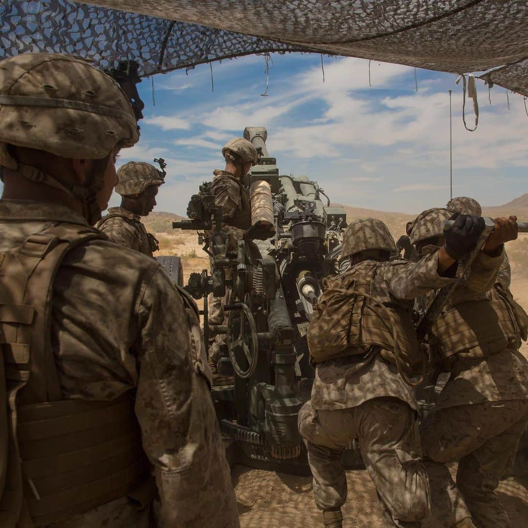 アメリカ海兵隊さんのインスタグラム写真 - (アメリカ海兵隊Instagram)「Locked and Loaded  Marines with Kilo Battery, 2nd Battalion, 10th Marine Regiment load a high explosive shell into a M777 Howitzer in support of the Mechanized Assault Course during Integrated Training Exercise 5-19 at @thecombatcenter. (U.S. Marine Corps photo by Cpl. Elijah J. Abernathy)  #Artillery #Marines #USMC #Training #ITX」8月13日 20時42分 - marines