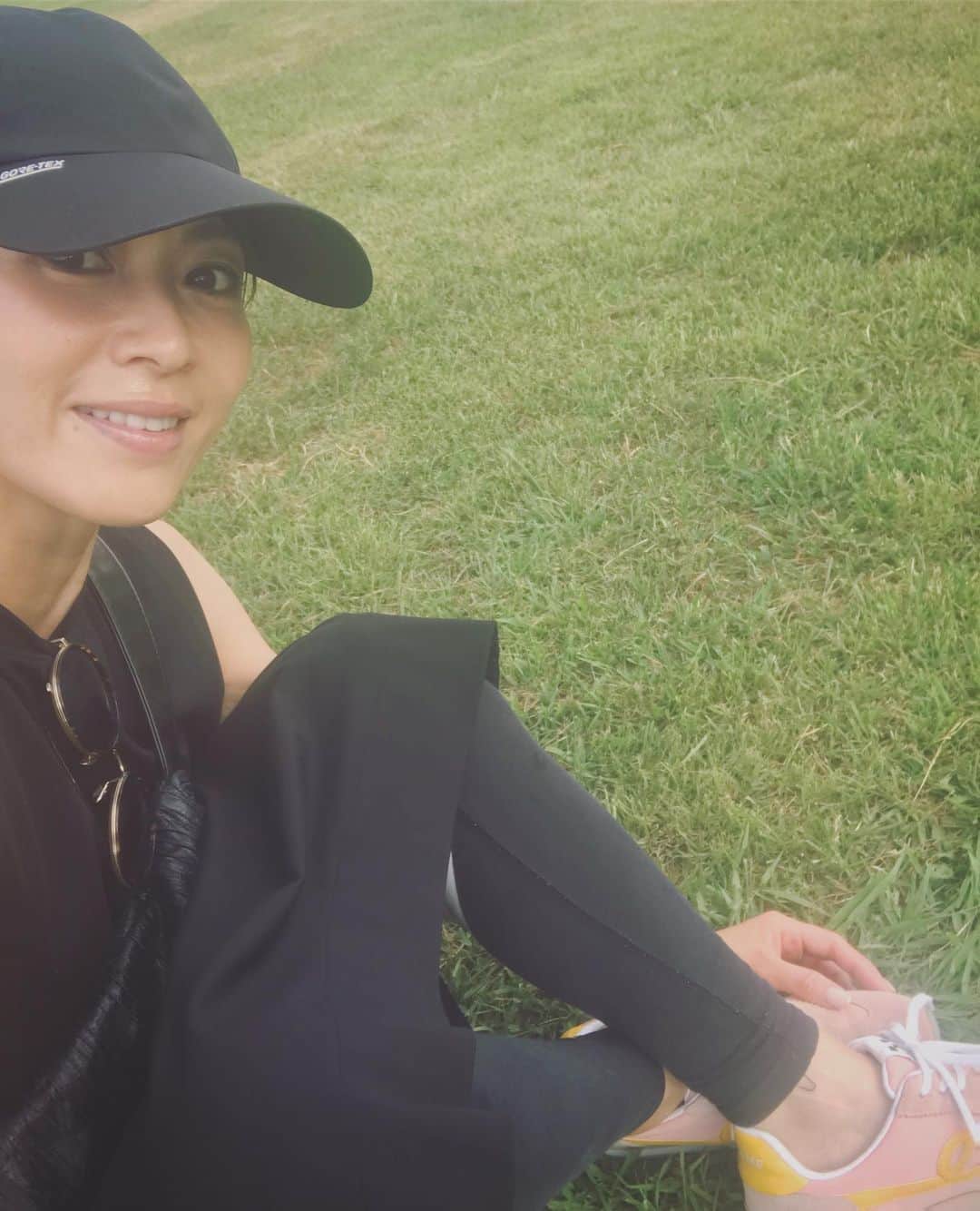 畑野ひろ子のインスタグラム：「娘達と公園に。 30分で、汗だく😂」