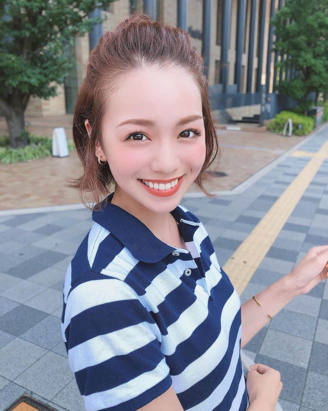 黒田真友香さんのインスタグラム写真 - (黒田真友香Instagram)「皆さんお盆休みいかがお過ごしですか〜😍💓 私は宮古島に来てて、 夜ご飯食べてホテルでゆっくりしてる💤  随時観光の様子はストーリーにあげてるから見てね👀  この日は友達とランチ行った時の！コーデはタグ付けしてます👗  リップは MACのテイストミーに、クラランスのタンジェリンを重ねるお気に入りの組み合わせ♡  #まゆがお #イエベ春 #イエベ #イエローベース #イエベリップ」8月13日 20時48分 - kurodamayukaxx