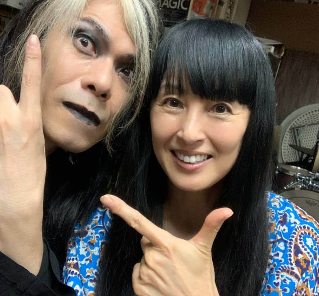 TOKIEさんのインスタグラム写真 - (TOKIEInstagram)「昨夜のBorisライブの続き(観に行っただけですが笑) こたおちゃんのポーズを真似てみたが、何か違う。 つか、全然違うわ。 可愛いすぎてお母さんテンション上がりました❤️ 安定のATSUOさんとの写真とモフモフのワンズ。 もちろん、ワンズもBorisの為にやってきたというスペシャルなライブだったのですよ✨」8月13日 20時56分 - tokieofficial1