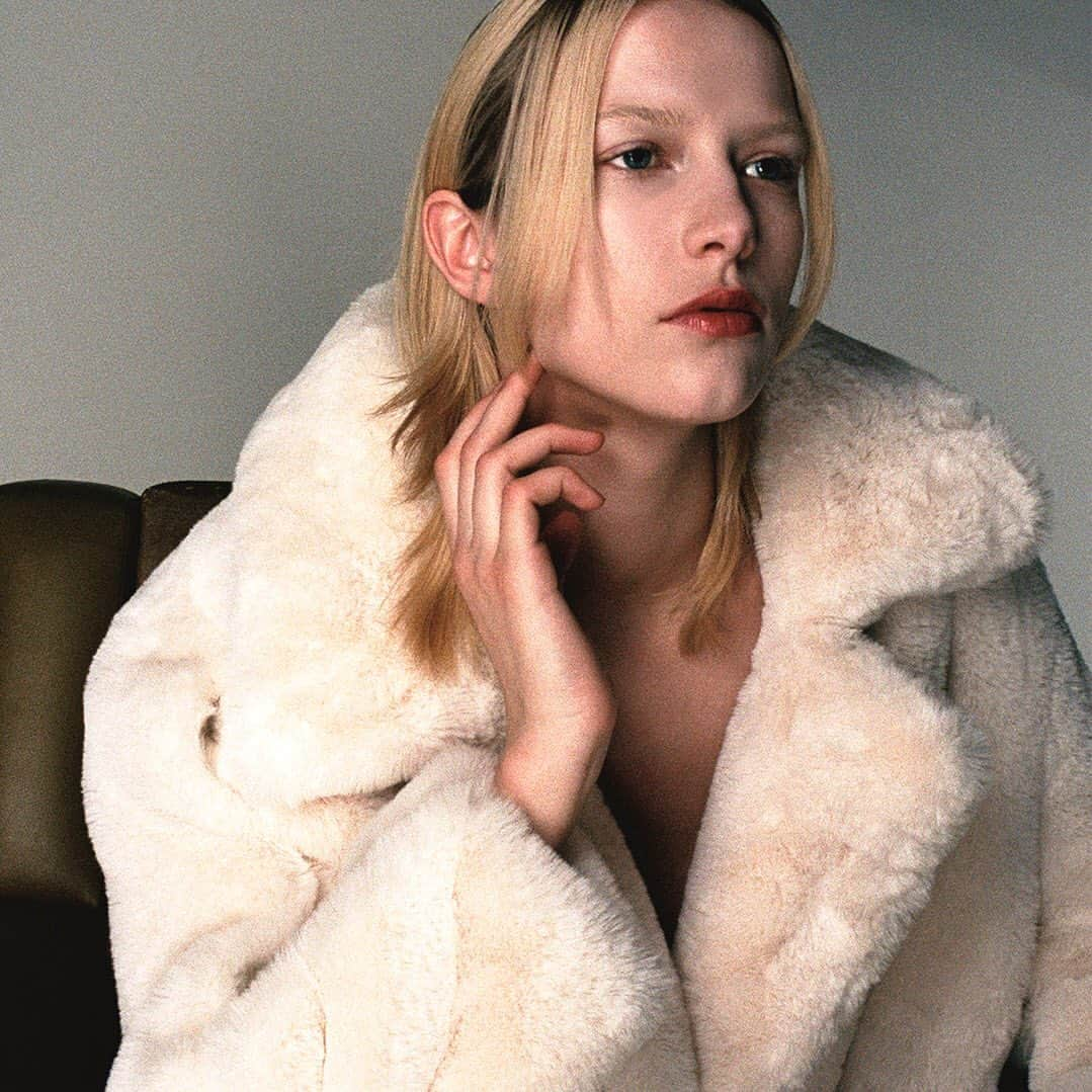 イーチ x アザーさんのインスタグラム写真 - (イーチ x アザーInstagram)「The Conscious Each Other Woman in the Oversized Vegan Fur Coat of Pre-Fall 19.  Discover the first drops of the collection in stores and online.  each-other.com  @lauragambucci @lamarcamad @lebonmarcherivegauche  @michaelnusskern @rosafl_ @saks @saksmexico @alostouraavenues  @plumconcept  #eachother #eachxother #veganfur #HugoComte #JackBorkett」8月13日 20時57分 - eachxother