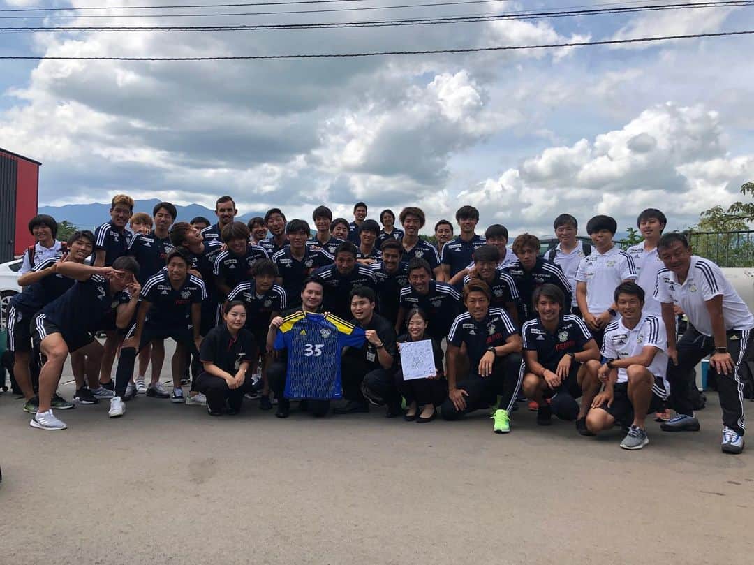 橋本英郎のインスタグラム：「合宿終了 ． なんとか乗り越えました。 ． 今回夏の中断で10日間という異例の長さの合宿でした。 ． 単純に走るのではなく、ボールを使いながら走る、 ． 練習試合は2試合と練習重視の合宿でした。 ． 残り2週間で再開。  ケガに気をつけて、また今治で頑張ります！ ． 台風心配やなぁ。。 ． #fc今治  #橋本英郎  #御殿場合宿  #同部屋  #内村圭宏  #園田拓也  #上原拓郎  #アクティバイタル  #お世話になります」