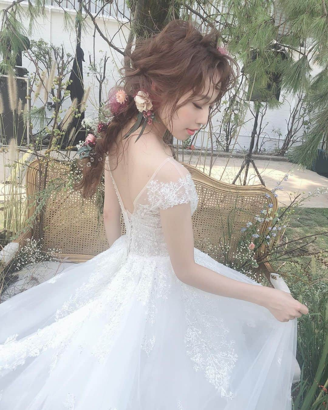 白岩まちこさんのインスタグラム写真 - (白岩まちこInstagram)「≫≫👰🏼...𝐛𝐫𝐢𝐝𝐚𝐥 𝐬𝐡𝐨𝐰  ㅤㅤㅤㅤㅤㅤㅤㅤㅤㅤㅤㅤㅤ ㅤㅤㅤㅤㅤㅤㅤㅤㅤㅤㅤㅤㅤ みんな元気？？ 久しぶりの投稿だっ❤️ ㅤㅤㅤㅤㅤㅤㅤㅤㅤㅤㅤㅤㅤ ８日からお仕事で中国に行ってたん🙋🏻‍♀️🌿 ㅤㅤㅤㅤㅤㅤㅤㅤㅤㅤㅤㅤㅤ ㅤㅤㅤㅤㅤㅤㅤㅤㅤㅤㅤㅤㅤ ㅤㅤㅤㅤㅤㅤㅤㅤㅤㅤㅤㅤ ブライダルショー、セミナーモデル、撮影と 盛りだくさんの中国出張になりました👰🏼📸ㅤㅤㅤㅤㅤㅤㅤㅤㅤㅤㅤㅤㅤ ㅤㅤㅤㅤㅤㅤㅤㅤㅤㅤㅤㅤㅤ  周りの方がたっくさん写真を撮ってくれてたから、 この1週間ぐらいで写真がてんこ盛り🤯‼️ ㅤㅤㅤㅤㅤㅤㅤㅤㅤㅤㅤㅤㅤ ㅤㅤㅤㅤㅤㅤㅤㅤㅤㅤㅤㅤㅤ  ㅤㅤㅤㅤㅤㅤㅤㅤㅤㅤㅤㅤㅤ みんな、ブライダルの写真にお付き合い いただけますか🥺💓？？ ㅤㅤㅤㅤㅤㅤㅤㅤㅤㅤㅤㅤㅤ ㅤㅤㅤㅤㅤㅤㅤㅤㅤㅤㅤㅤㅤ ㅤㅤㅤㅤㅤㅤㅤㅤㅤㅤㅤㅤㅤ まずは、ブライダルショーの時のスタイルを...😌🙌🏻 ㅤㅤㅤㅤㅤㅤㅤㅤㅤㅤㅤㅤㅤㅤㅤㅤㅤㅤㅤㅤㅤㅤㅤㅤㅤㅤ ㅤㅤㅤㅤㅤㅤㅤㅤㅤㅤㅤㅤㅤ ㅤㅤㅤㅤㅤㅤㅤㅤㅤㅤㅤㅤㅤ アレンジは、@kousukekawagutiさんっ🧚🏻‍♀️🌼 ㅤㅤㅤㅤㅤㅤㅤㅤㅤㅤㅤㅤㅤ ㅤㅤㅤㅤㅤㅤㅤㅤㅤㅤㅤㅤㅤ 編みおろしに、たくさんのお花をつけてもらった💐 ㅤㅤㅤㅤㅤㅤㅤㅤㅤㅤㅤㅤㅤ ㅤㅤㅤㅤㅤㅤㅤㅤㅤㅤㅤㅤㅤ ㅤㅤㅤㅤㅤㅤㅤㅤㅤㅤㅤㅤㅤ ㅤㅤㅤㅤㅤㅤㅤㅤㅤㅤㅤㅤㅤ ㅤㅤㅤㅤㅤㅤㅤㅤㅤㅤㅤㅤㅤ やっと少し時間が出来たからみんなとお話したいな🤤❤️ ㅤㅤㅤㅤㅤㅤㅤㅤㅤㅤㅤㅤㅤ ㅤㅤㅤㅤㅤㅤㅤㅤㅤㅤㅤㅤㅤ ㅤㅤㅤㅤㅤㅤㅤㅤㅤㅤㅤㅤㅤㅤㅤㅤㅤㅤㅤㅤㅤㅤㅤㅤㅤㅤ みんなはどんなお盆やすみ過ごしてるの🤭？？ ㅤㅤㅤㅤㅤㅤㅤㅤㅤㅤㅤㅤㅤ ㅤㅤㅤㅤㅤㅤㅤㅤㅤㅤㅤㅤㅤ  ㅤㅤㅤㅤㅤㅤㅤㅤㅤㅤㅤㅤㅤ ㅤㅤㅤㅤㅤㅤㅤㅤㅤㅤㅤㅤㅤ  #撮影#ウェディング#お盆#結婚式ヘアアレンジ #ウェディング撮影#ウェディングドレス #ヘアアレンジ#アレンジヘア#編みおろし #ヘッドドレス#シースルーバング#前髪アレンジ#前髪#涙袋#ビジョビ#ドレス#チュールドレス#フェザードレス#ドライフラワー#ブライダルショー#前撮りヘア#ブライダルネイル#お盆休み #ウェディングフォト#ウェディングヘア #プレ花嫁#フォトウェディング#結婚式 #ブライダル#白岩まちこ」8月13日 20時59分 - machichas