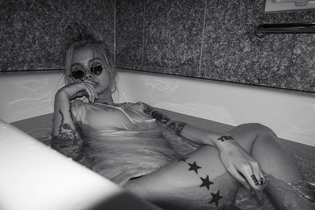のインスタグラム：「🌙🧜🏼‍♀️🚿」