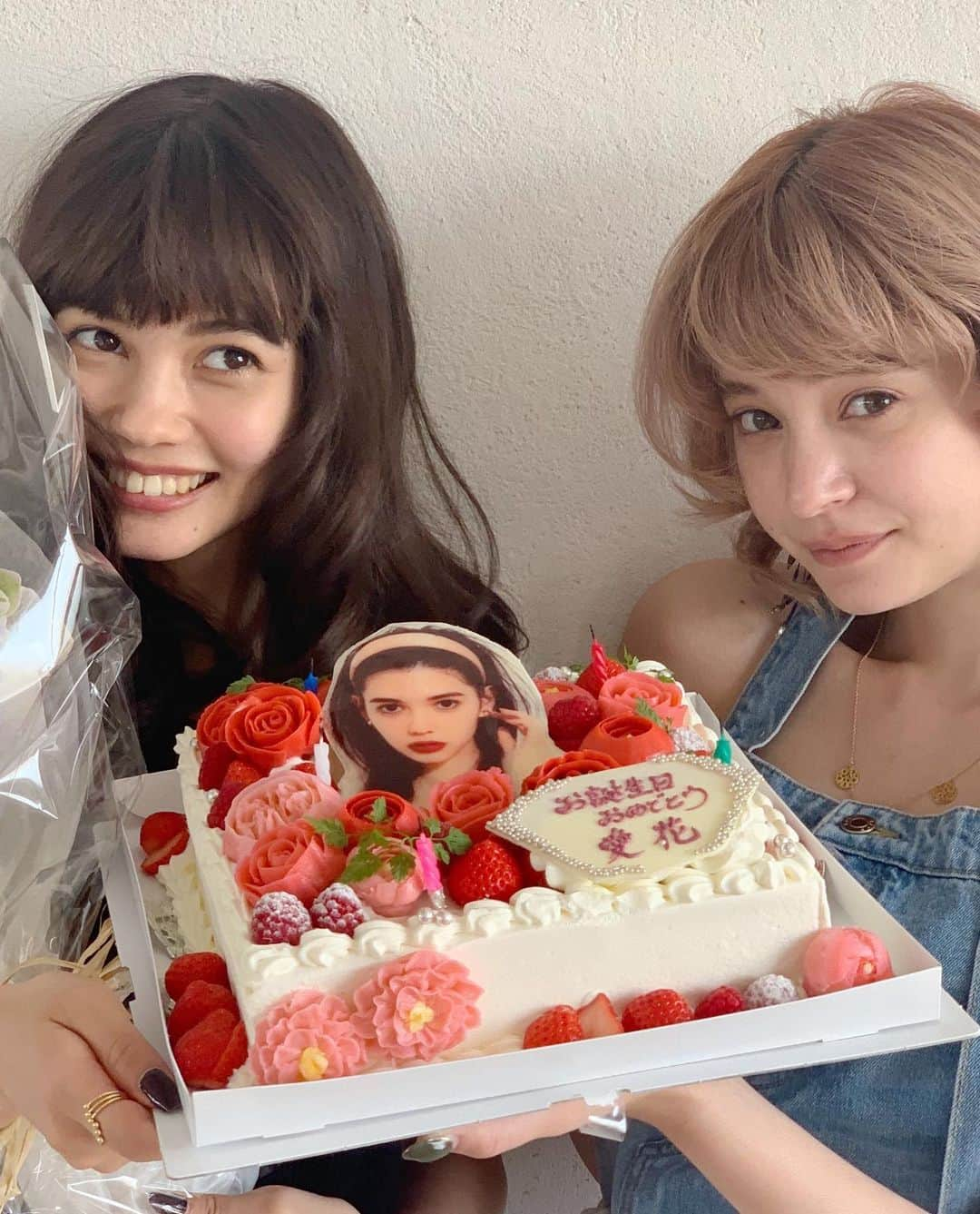 ViViさんのインスタグラム写真 - (ViViInstagram)「今日は愛花の誕生日💗 おめでとうー😘🎉🎊🎂 撮影終わりに、エマジャスと みんなでお祝いしたよ✨ ステキな歳になりますように❤️ お祝いコメント、お待ちしてます😍 @hi_erica_  #愛花 #happybirthday #vivi #viviモデル #お誕生日 #お誕生日ケーキ」8月13日 21時01分 - vivi_mag_official