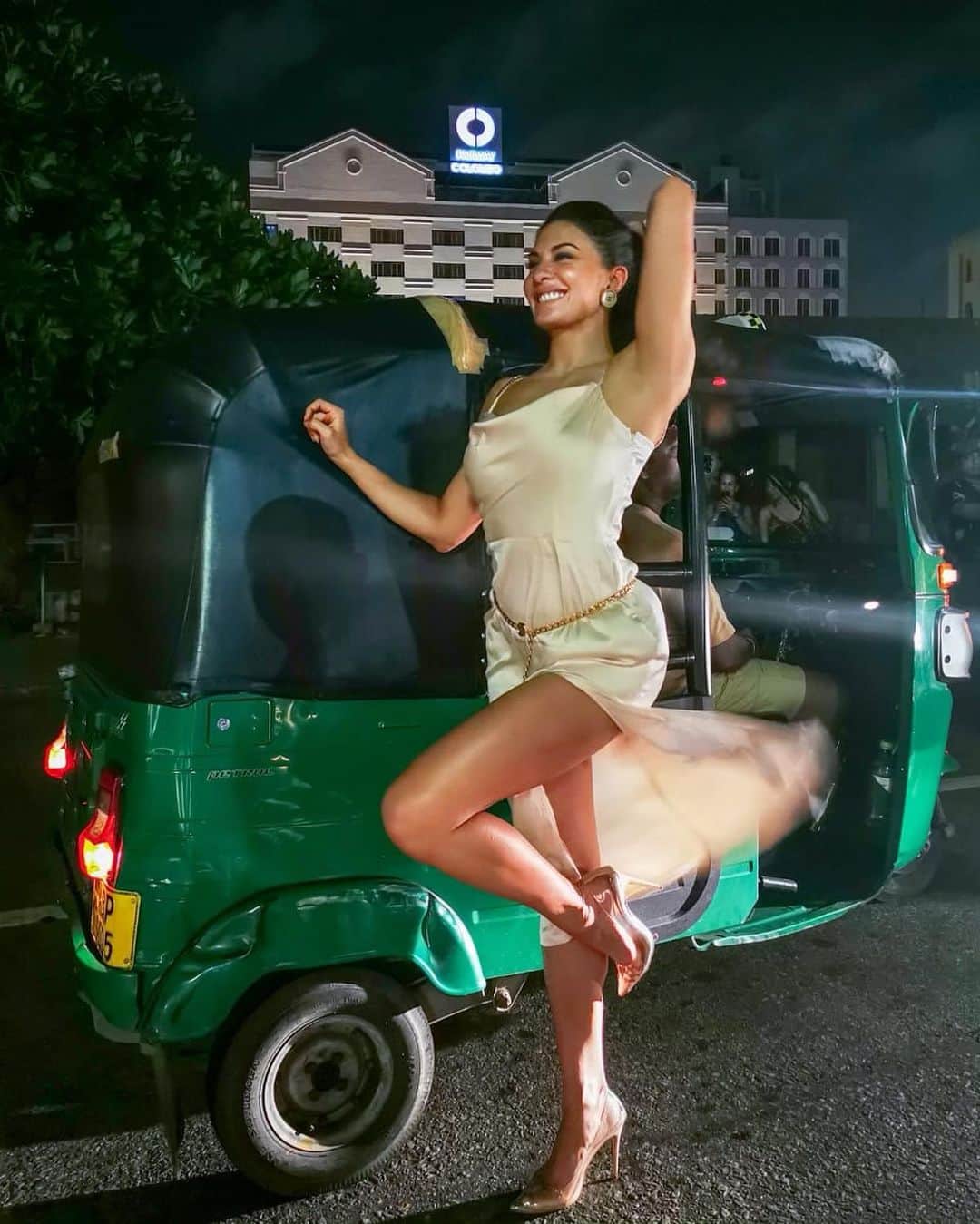 Jacqueline Fernandezさんのインスタグラム写真 - (Jacqueline FernandezInstagram)「My favorite ride is TukTuk 🤪 #colombonights」8月13日 21時01分 - jacquelienefernandez
