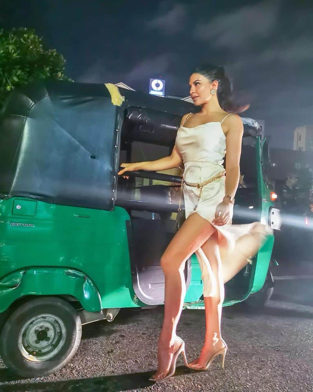 Jacqueline Fernandezさんのインスタグラム写真 - (Jacqueline FernandezInstagram)「My favorite ride is TukTuk 🤪 #colombonights」8月13日 21時01分 - jacquelienefernandez