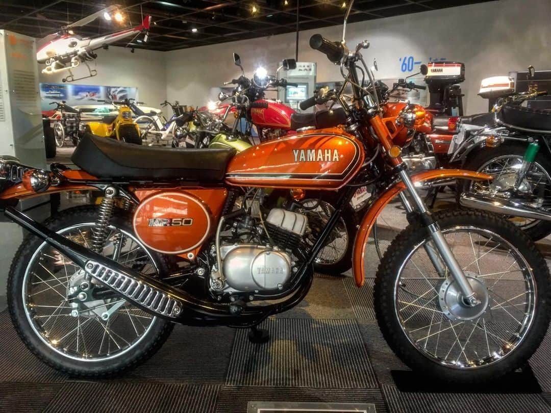 のインスタグラム：「＼正解発表／ヤマハバイクヒストリークイズ第4回への参加ありがとうございました！  さて、第4回クイズの正解は…MR50(1972年)でした！ . . ———————————————— 日本のオフロードブームが最高潮を迎えるなかで、その裾野を広げた際小排気量モデル。ヤマハ独自のトルクインダクションを採用したエンジンが生み出す「別格」と評されたパワー、「ワイルド&シンプル」を基調としたカラーリング、オフロード走行を考慮したハイフェンダーやダウンマフラーなど独特なスタイルが人気を呼んだ。エンジン・フレームを共用し同時開発したスポーツモデルFX50とともにモーターサイクルの楽しさを多くの人に伝えた。 ———————————————— . . 今回はいつも以上に沢山のコメントを頂きました！「懐かしい」との声も多々見られ、ヤマハのバイクが長く愛されていることを改めて嬉しく思いました☺️✨今後も皆様にとっての思い出の一台、はじめての一台が登場するかも…？！それでは第5回をお楽しみに！  #ヤマハバイクヒストリークイズ #MR50 #ダウンマフラー #ヤマハ #ヤマハが美しい #ヤマハの歴史 #コミュニケーションプラザ #クラシックバイク #yamaha #yamahamotocycle #history #communicationplaza #classicbike #classicmotorcycle #instamoto」