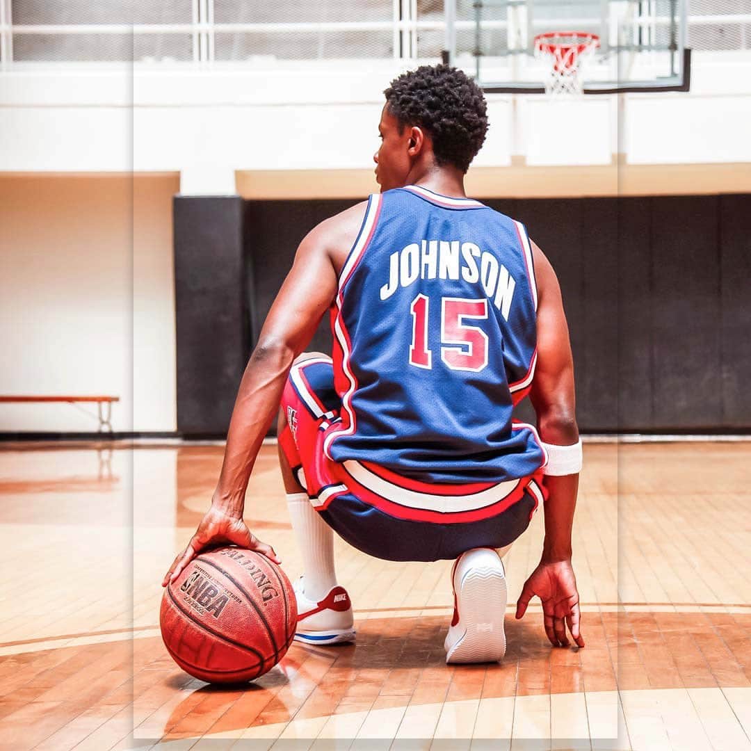 USA Basketballさんのインスタグラム写真 - (USA BasketballInstagram)「"I'm a big believer in dreaming. If you don't dream it, you can't become it." - @magicjohnson. The 1992 Dream Team Collection by @mitchellandness is available now at shop.usab.com.」8月13日 21時07分 - usabasketball