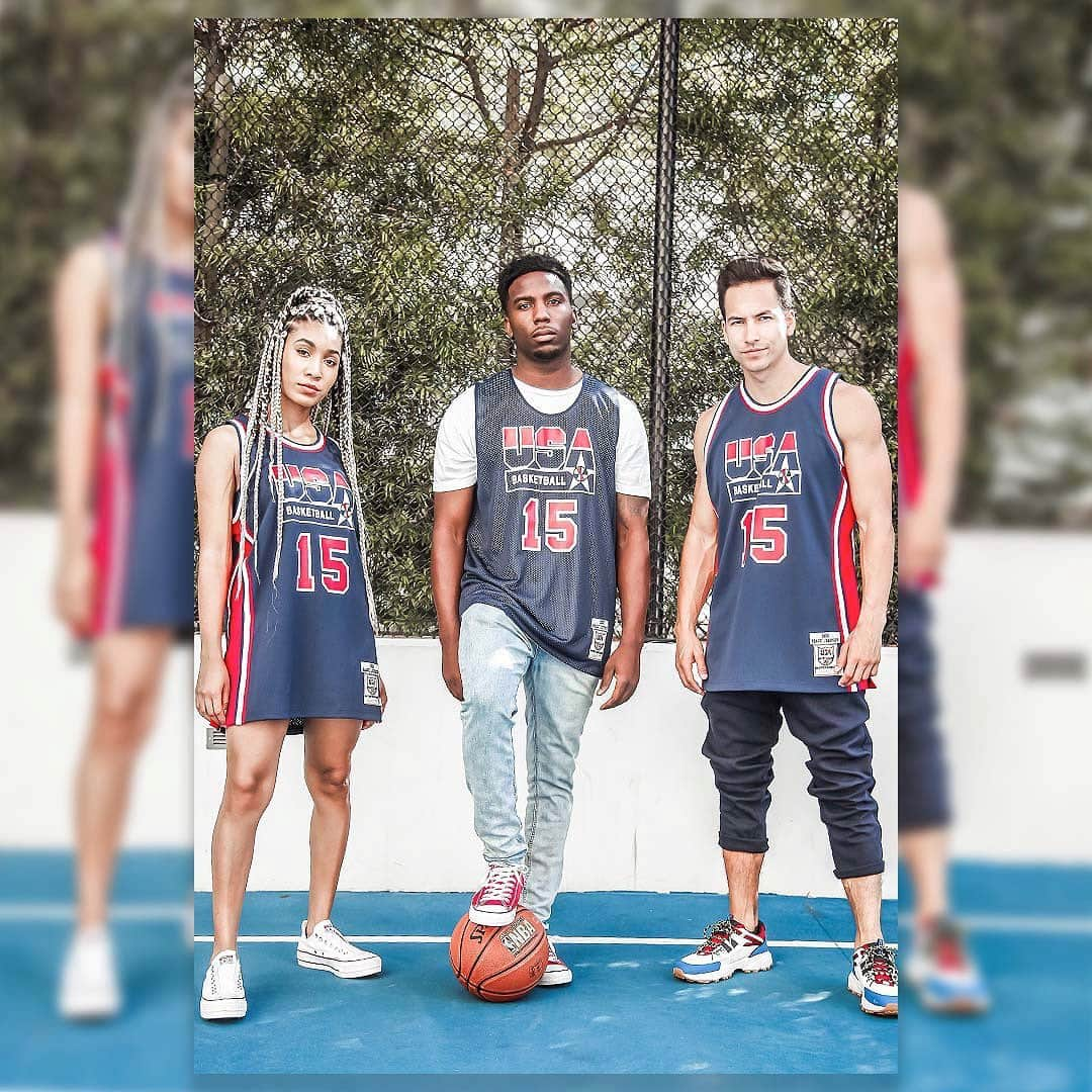 USA Basketballさんのインスタグラム写真 - (USA BasketballInstagram)「"I'm a big believer in dreaming. If you don't dream it, you can't become it." - @magicjohnson. The 1992 Dream Team Collection by @mitchellandness is available now at shop.usab.com.」8月13日 21時07分 - usabasketball