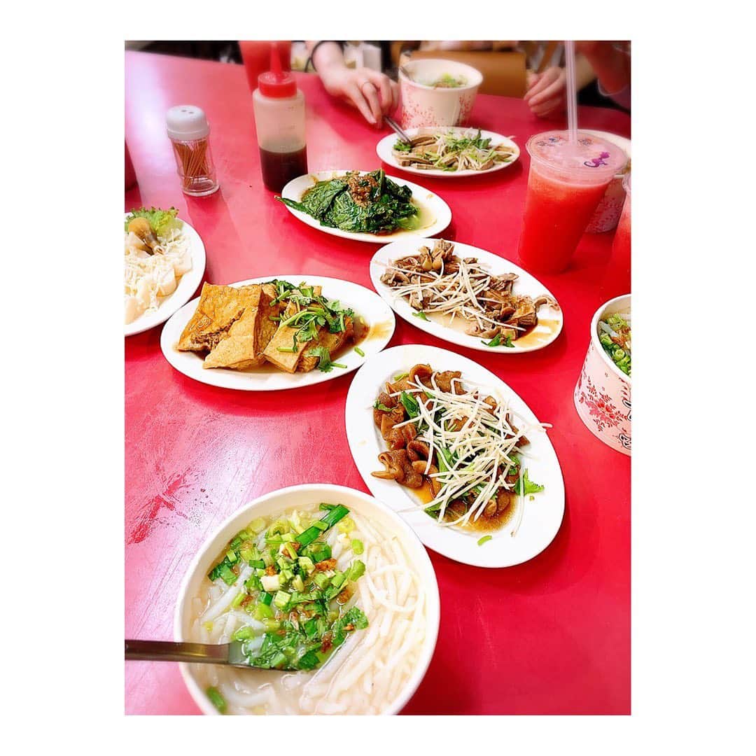 大久保麻梨子さんのインスタグラム写真 - (大久保麻梨子Instagram)「中学からの親友とお友達が台湾旅行に来てくれたので、台湾の美味しいローカル料理を食べに夜市へやってきました！暑いけどせっかくなのでおもいっきり台湾を感じてもらいたいです。 どれも美味しいと気に入ってもらえてよかった^ ^ 101からも近い通化街夜市はお店も充実でオススメです！  好姐妹來台灣 一定要帶她們去吃台灣道地的夜市美食😋 都是我的愛❤️ ✨✨✨ #taiwan #taiwantrip #triptotaiwan  #food #foodphotography #foodie #foodies #旅 #タビジョ #たびじょ #ぐるめ #愛吃 #愛吃鬼  #taiwanesefood #yummy #yummyyummy #夜市 #夜市美食 #eat #nightmarket #nightmarkets #通化夜市 #姐妹 #girls #girlsnight #girlsday #taiwantravel #taiwan_tourism #台湾 #台湾旅行」8月13日 21時16分 - marilog0907
