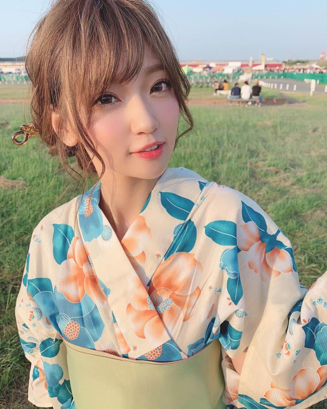 いっちゃん/嶋津 いつみのインスタグラム：「. . 明日、愛媛から帰るんやけど 台風とお盆の影響で大渋滞の予感🙄💦 . . . . 運転手なので 6時間運転を覚悟して 今日はのんびり過ごしました🙋🏼‍♀️⭐️🌿 . . . .  おじいちゃんの家に来たら 毎朝リビングでママと並んで喋りながら メイクするんやけど その時間が好きやねんなぁー💓 . . . . . . . みんな、明日は台風に気をつけてね!!👷🏻‍♂️💨💨💨 . . . . . #関西  #関西サロモ  #サロンモデル #サロモ #いっちゃん  #フリーモデル #関西モデル  #あざといっちゃん #かわいっちゃん #いっちゃんコーデ #ブライダルモデル #アレンジモデル #ヘアカラー  #ヘアアレンジ #ootd #撮影依頼受付中 . . . . . . . .  8月9月のお仕事依頼受付中です🧚🏻‍♀️💜 . . .」