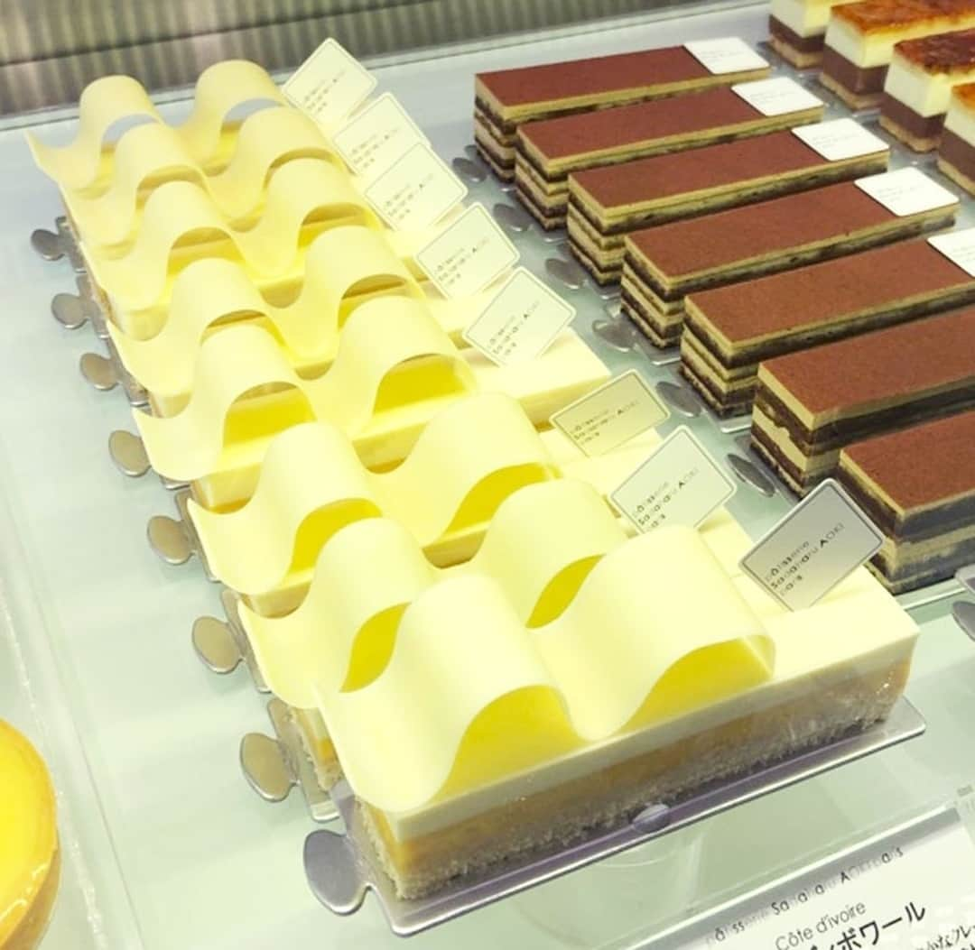 pâtisserie Sadaharu AOKI parisさんのインスタグラム写真 - (pâtisserie Sadaharu AOKI parisInstagram)「真っ白で美しいケーキ「コート ディボワール」 .　 夏にぴったりのさわやかなパッションフルーツのクリームの酸味が特徴的な「コート ディボワール」。 ココナッツ風味の生地とホワイトチョコレートの甘みが、パッションフルーツのクリームの酸味を際立たせ、絶妙なハーモニーを奏でます。 . 夏の間だけ味わえる限定ケーキをぜひどうぞ。 . 【販売店舗】サダハルアオキ 全店舗 . 【販売期間】販売中　～　８月下旬まで（予定） . #sadaharuaoki #サダハルアオキ #patisseriesadaharuaoki #パティスリーサダハルアオキパリ #デザート#インスタスイーツ #スイーツ部#スイーツ巡り#スイーツテロ  #インスタ映えスイーツ#大人スイーツ #ティータイム#コーヒーのお供#手土産 #東京カフェ巡り#東京カフェ #tokyocafe#hungryintokyo #スイーツ女子#スイーツ男子#スイーツ好き #スイーツ好きな人と繋がりたい #甘いもの#甘いもの好きな人と繋がりたい #コートディボワール#ケーキ #ケーキ好き #ケーキ大好き #夏スイーツ」8月13日 21時30分 - sadaharuaoki_official