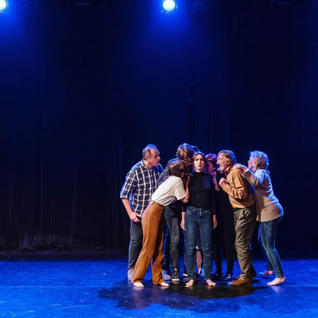 ステファニー・ヨーステンさんのインスタグラム写真 - (ステファニー・ヨーステンInstagram)「“Tell me your story” I did this group performance about grief a while back in Maastricht. An emotional but beautiful experience, learning about the need to be heard by someone.  #acting #theater #performance #maastricht #舞台 #オランダ #マーストリヒト」8月13日 21時23分 - stefaniejoosten