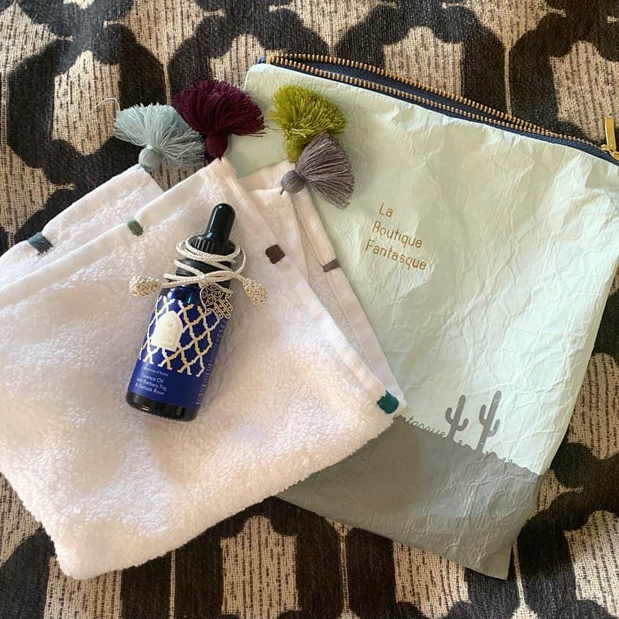 風間ゆみえのインスタグラム：「. 『HOTEL de FANTASQUE』﻿ Special Item 第2弾‼︎‼︎はこちらです‼︎ . . Morocco🌵🐪 Beauty Special SET‼︎‼︎ ﻿ La Boutique Fantasqu(ラ ブティック ファンタスク)では、リピーターがたえない﻿fleur de fatima(フルール ド ファティマ)の、肌のバリア機能、アルガンオイルが水分保持力を高める、アンチエイジングエッセンスオイルと﻿、V.barkowski(バルコフスキーx LBF別注)の四隅にタッセルと刺繍を飾った柔らかな糸のラグジュアリーなハンドタオルに﻿、La Boutique Fantasqueオリジナルポーチは、サンセットに浮かび上がる美しいシャドウをイメージにデザイン。モロッコのアイコン的なサボテンとラクダのモチーフを🐪🌵﻿ @la_boutique_fantasque . ここでしか買えないSpecial SETです😊!!﻿. ﻿. 数に限りがありますので、是非お早めに‼︎ ﻿ ◆セット内容﻿ ・fleur de fatimaエッセンシャルオイル﻿ ・V.barkowski 別注ハンドタオル﻿ ・La Boutique fantasqueオリジナルポーチ﻿ ¥10,000（+tax）﻿ ﻿ 【展開店舗】﻿ メゾンドリーファー 代官山本店・OFFICIAL WEB SHOP﻿ ※数に限りがございます。」