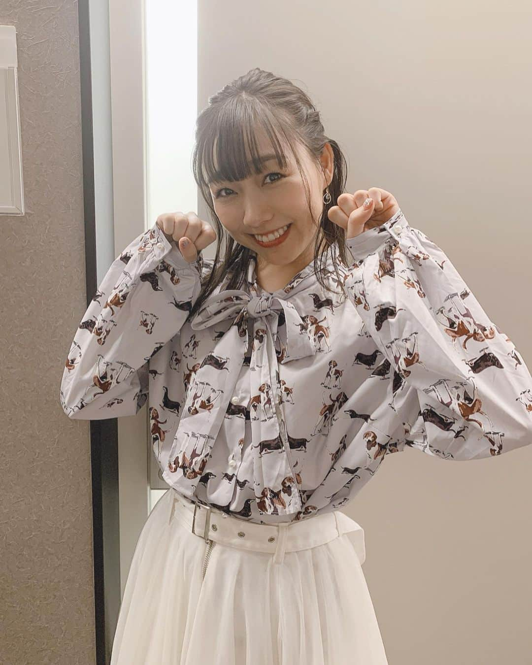 須田亜香里さんのインスタグラム写真 - (須田亜香里Instagram)「8月12日(月)  テレビ朝日 #かみひとえ 朝日奈央ちゃん大好き❤ テレビで観るのも好きだし、会うともっと好き！ . . @abematv にて地上未公開シーン配信されています💩✨ https://gxyt4.app.goo.gl/ADVJ1 . .  #朝日奈央 ちゃん #好き  #y字バランス  #コーディネート #シャツ #犬柄」8月13日 21時26分 - akarisuda