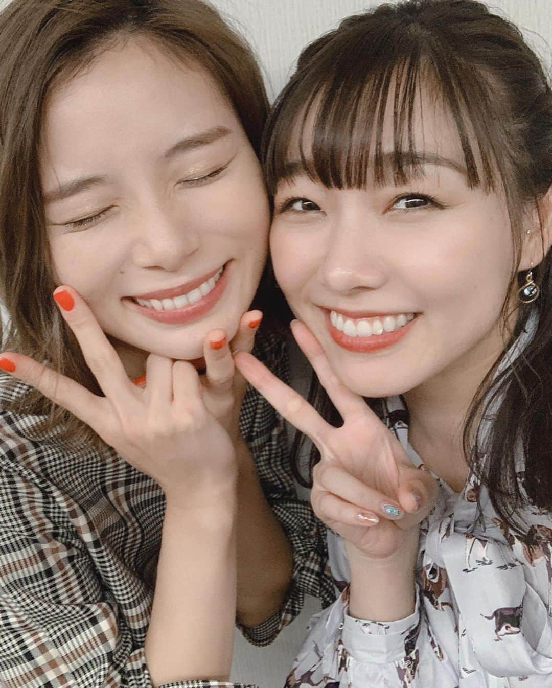 須田亜香里さんのインスタグラム写真 - (須田亜香里Instagram)「8月12日(月)  テレビ朝日 #かみひとえ 朝日奈央ちゃん大好き❤ テレビで観るのも好きだし、会うともっと好き！ . . @abematv にて地上未公開シーン配信されています💩✨ https://gxyt4.app.goo.gl/ADVJ1 . .  #朝日奈央 ちゃん #好き  #y字バランス  #コーディネート #シャツ #犬柄」8月13日 21時26分 - akarisuda