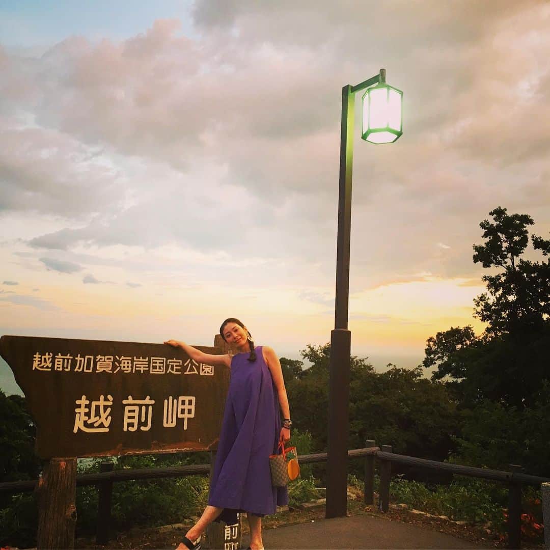 珠洲春希さんのインスタグラム写真 - (珠洲春希Instagram)「実家に帰省致しました🚄 母方、父方のお墓参りにも行き、 1年ぶりに、海に沈みゆく夕日を眺めました。 とってもとっても暑かったですが、 今年も、こうして母とお盆に綺麗な夕日を眺める事が出来て良かったなぁと思う今日でした。」8月13日 21時27分 - harukisuzu54