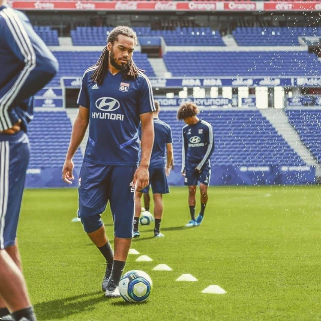 ジェイソン・デナイヤーさんのインスタグラム写真 - (ジェイソン・デナイヤーInstagram)「⚽️👀 #lioninlyon#blessed」8月13日 21時27分 - jason_denayer