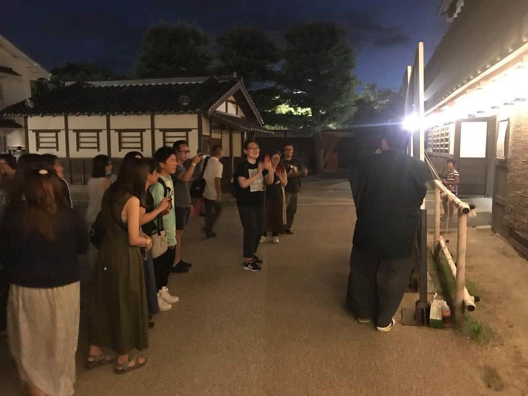 よしもと祇園花月さんのインスタグラム写真 - (よしもと祇園花月Instagram)「太秦映画村での怪談イベント本日はありがとうぁみさっきまでワイワイしてたお子さん達もピタッと聞くモードに持ち込むぁみさんの技術、流石怪談芸人、否怪談家😨😨😨😨😨😨😨😨😨😨😨😨お子さんには怖すぎたので😨😨😨😨イベント終わりのファンサービスもしっかりと🥰明日はダブルアート真べぇ出演です🥴✨祇園花月でも8/15怪談イベントありますのでお越しくださいませませ😨😨😨😨#太秦映画村 #太秦 #ありがとう #ぁみ #ありがとうぁみ #怪談 #恐怖 #怪談話 #怖 #恐怖 #恐 #お笑い #love #よしもと祇園花月 #祇園花月」8月13日 21時28分 - gionkagetsu