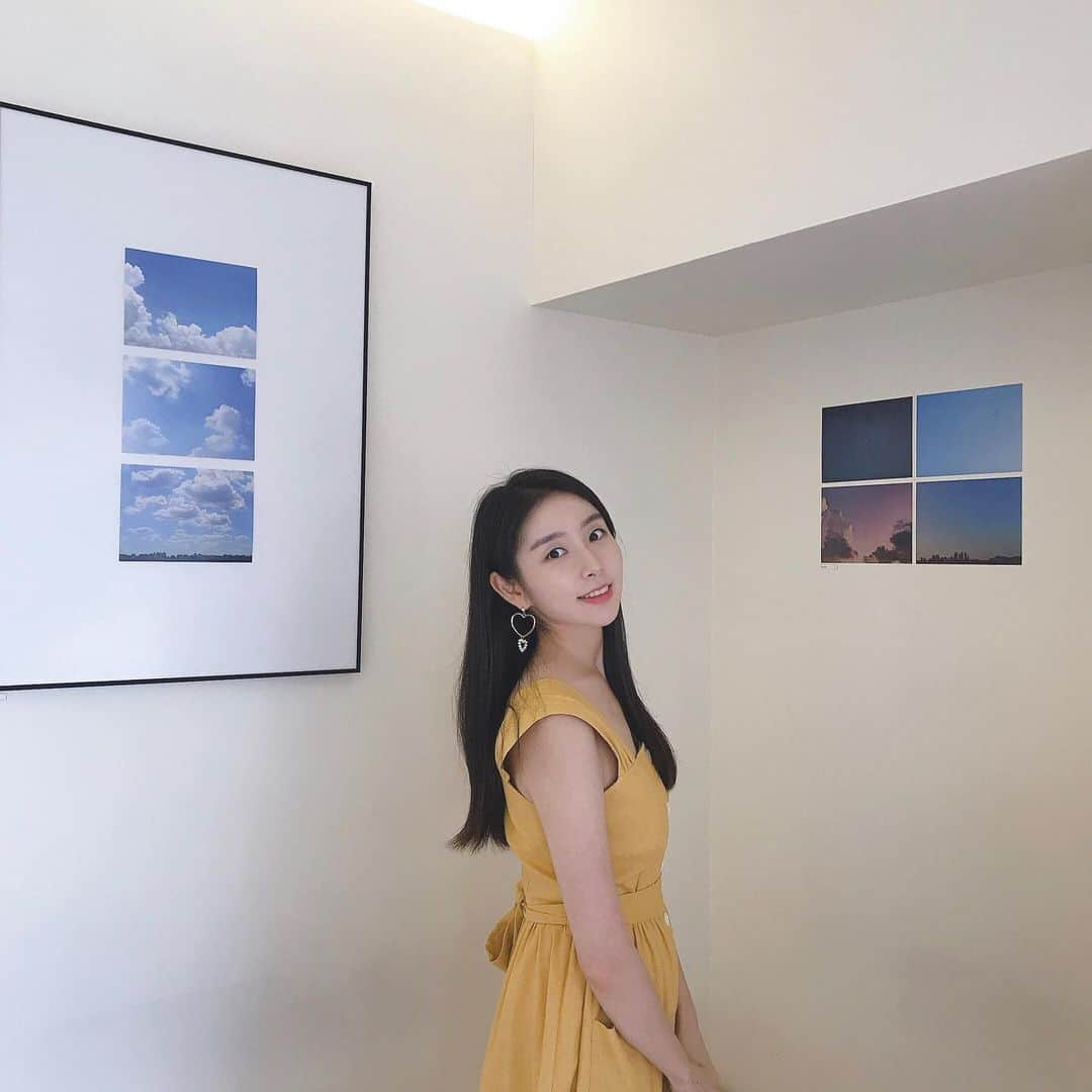 ガヨン さんのインスタグラム写真 - (ガヨン Instagram)「소박한 저의 하늘사진전 ☁️ 그 날의 하늘 ☁️ 첫날부터 찾아주시고 축하해주시고 사진과 엽서, 떡메모지에도 많은 관심 보여주셔서 감사합니당 :)) 부끄럽고 떨리지만 2주동안 잘 부탁드려요 헤헤 💫 - ☁️ 2019년 8월13일(화) ~ 8월26일(월) ☁️ 서울시 서초구 효령로52길 8, EU카페 ☁️ 월 - 금 09:00~20:00 (수요일 19시 마감) ::::: 토 11:00~19:00 (공휴일, 일요일 휴무) / / #그날의하늘 #김가영 #하늘사진전 #사진전 #버킷리스트 #소박한전시」8月13日 21時39分 - gy._.1202