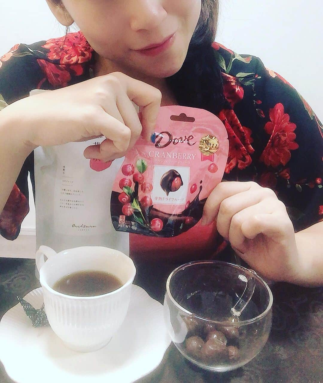 世手子さんのインスタグラム写真 - (世手子Instagram)「DOVETM cranberry(*'ω'*) Sweet cranberry chocolate yummy(*´∀`)♪ Maternity limited coffee time o(^o^)o Everyone great comments thanks（^人^） #ダブ #100パーセントリアルフルーツチョコ 食べたよ(=´∀｀) 丸ごと #クランベリー 入ってるっっ ジューシーでパッケージもかわいい(^.^) 妊婦の限られた #カフェインタイム にぴったりっっ 4〜5ヶ月 #カフェインレス だったからたまには少量のカフェインで #チョコ タイムっ٩(๑❛ᴗ❛๑)۶ #リラックス #珈琲折鶴 #コーヒータイム ！ #DOVE#フルールチョコ 一部取り扱いがない店舗もあるみたいだけどローソン、ファミマのいずれかで発売中なのでお近くのコンビニで探してみてねー(๑>◡<๑) #チョコレート#今日のおやつ#100％リアルフルーツチョコ#リアルフルーツ #コエタス #PR #マースジャパン」8月13日 21時39分 - rojide