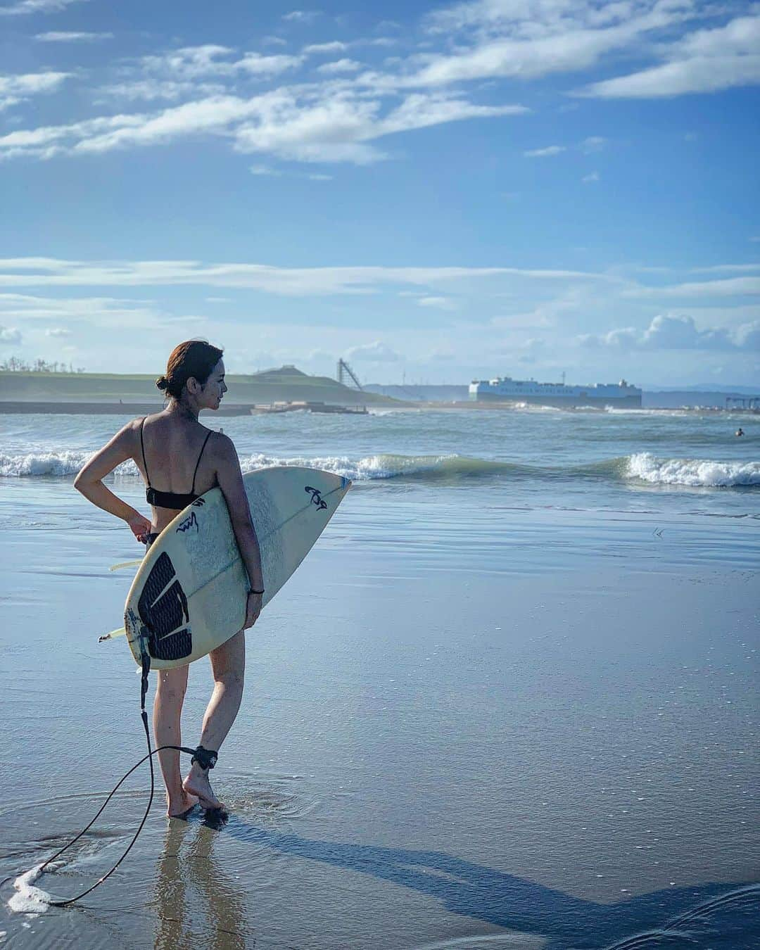 田中幸さんのインスタグラム写真 - (田中幸Instagram)「サーフィン🏄‍♀️ ２０歳の頃は毎週通ってた海 回数は少なくなったけど  楽しさは今の方が倍増 山も好きだけど海も好き🏖  雪が降るまでに 何回来れるかな？🌊 #太平洋 #サーフィン #家族旅行 #家族遊び」8月13日 21時32分 - sachitanaka