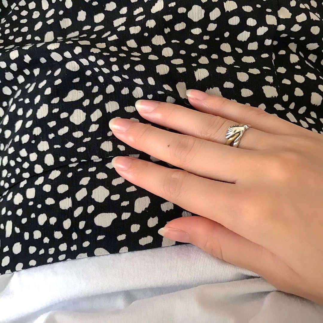 富久美玲のインスタグラム：「_ . よく聞かれる💍この指輪について！ . リングは2連になっていて握手してる デザインになってます🤝❤️ . #指輪#リング#bluebluejapan」