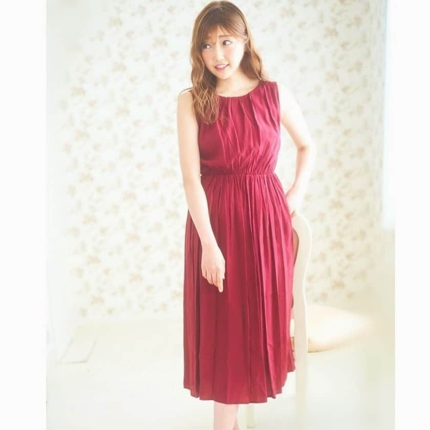 橘珠里さんのインスタグラム写真 - (橘珠里Instagram)「Cherry Annさん ( @cherryann_official )の本日発売の  #サマープリーツロングワンピース⠀ ⠀ ⠀ すごく可愛くて上品な雰囲気で、カタログ撮影で着用させていただいたときも"可愛い〜♡"と思っていました☺️ ⠀ ⠀ 2色展開ですが、どちらのカラーもおすすめです◎ ⠀ ⠀ 落ち着いた色味なので、羽織りものなどにより、今から秋冬まで活躍してくれそうです💡 ⠀ ⠀ 丈も私(166cm)で膝が隠れる長さなので、大人っぽくおしゃれに着られます✨ ⠀ ⠀ ぜひチェックしてみてください❤︎ ⠀ ⠀ ⠀ 他にも撮影時の写真データをいただいたので、またお気に入りを紹介させていただきます◡̈⃝︎/🎶 *----*----*----*----*----* #チェリーアン #ワンピース #ワンピースコーデ #チェリーアンコーデ #大人かわいい #大人かわいいコーデ #大人可愛いコーデ #読者モデル #読モ #サイトモデル #モデル #ファッション #ノースリーブワンピース #大人フェミニン #大人フェミニンコーデ #通販コーデ #デートコーデ #女子会コーデ #きれいめコーデ #cherryannコーデ #サマードレス #お呼ばれドレス #outfit #fashion #japanesefashion」8月13日 21時35分 - jurinu