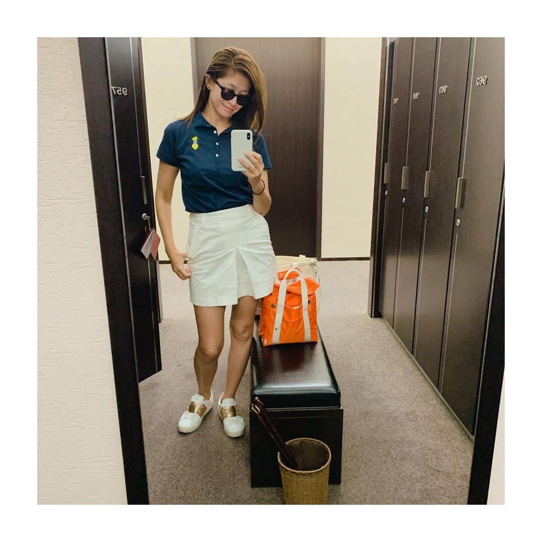 森下千里のインスタグラム：「お弁当箱みたいなバッグ👜を アクセントに。 . . . #golf #golfwear #ゴルフ #ゴルフウェア #playgolf」