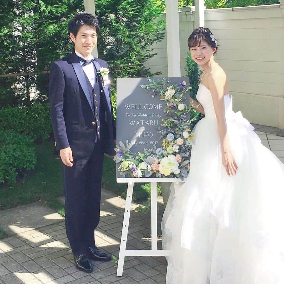 ベストブライダル公式さんのインスタグラム写真 - (ベストブライダル公式Instagram)「@bestbridal.jp 💒 ベストブライダルの花嫁さんは #ベストブライダル花嫁 #BB花嫁 にお写真を投稿してください♩ . . 会場名：#アートグレイス新浦安 @artgrace_shinurayasu . . 旦那さまと協力して作ったウェルカムボードとパシャり💞 こちらは卒花された @pureyomemipoo さんのお写真です📸 . . フラワーがボードにたくさん貼り付けられていて、遠くからも目を引くデザイン✨ . 旦那さまと一緒に1から手作りなんてとても羨ましいです💕 . . その他にも @pureyomemipoo さんがDIYで作られたアイテムをご紹介しているので、お写真をスワイプしてぜひチェックして見てくださいね💐 . . ＼ウェディングフォト募集中❤️／ . 当アカウントでリグラムOKなベストブライダルの卒花嫁orプレ花嫁の皆様は、 #ベストブライダル花嫁 もしくは  #BB花嫁 のハッシュタグをつけて投稿をお願いします💕 . . ※BB花嫁に投稿があったお写真をリグラムする際は個別にご連絡は行っておりません🙇予めご了承ください＊* . . ＝＝＝＝＝＝＝＝＝＝＝＝ 💒ベストブライダルとは？ ＝＝＝＝＝＝＝＝＝＝＝＝ . ＊アートグレイス ＊セントグレース ＊アプローズスクエア ＊ストリングス ＊アフロディテ . など、全国（東京、横浜、浦安、千葉、仙台、名古屋、大阪、京都）でゲストハウスを運営し、多くのお客様の人生の節目となるウエディングを手がけています💕 . また、多くのお客様にお帰りいただけるレストラン、ホテルもご用意しています🍴 . . 💒【各会場のアカウントについて】 私たちの会場は @bestbridal.jp のフォロ一覧からご覧頂けます✨ . 💐【ブライダルフェアの予約について】 各会場のアカウントのプロフィールURL🔗にある会場HPからご予約いただけます✨ . . ＝＝＝＝＝＝＝＝＝＝＝＝ 💗たくさんの、LOVEを届けよう ＝＝＝＝＝＝＝＝＝＝＝＝ . #たくlove 私たちのブランドスローガンは「たくさんの、LOVEを届けよう」💕 . お客様との出会いは、一生における祝福の瞬間を祝う、始まりです。 . 私たちはお客様との出会いを大切に、おふたりの人生を祝福し続ける存在でありたいと考えています🕊 . ベストブライダルは、世の中で1番、たくさんのLOVEが届く瞬間をお祝いする企業を目指します♡ . . . #結婚式 #花嫁 #プレ花嫁 #卒花嫁 #結婚式準備 #ウェディング #ウエディング #ベストブライダル #日本中のプレ花嫁さんと繋がりたい  #婚約指輪 #婚約 #プロポーズ #結婚式場 #結婚式レポ #2019秋婚 #2019夏婚 #2020春婚 #ブライダルフェア #ウェディングフォト #プレ花嫁準備  #花嫁DIY #ウェルカムボード #大人可愛い」8月13日 21時43分 - bestbridal.jp