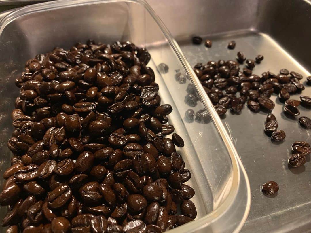 青木栄美子のインスタグラム：「cowrycoffeeの アフォガードが最高でした😍  お家でも門脇氏のコーヒーを。 悪い豆を取り除く「ハンドピック」して 極上の一杯をいただきます❤️。 もちろん門脇氏オススメの プジョーのミルで。  #cowrycoffee  #cowrycoffeeの門脇氏から  #coffeetime #隠れ家カフェ」
