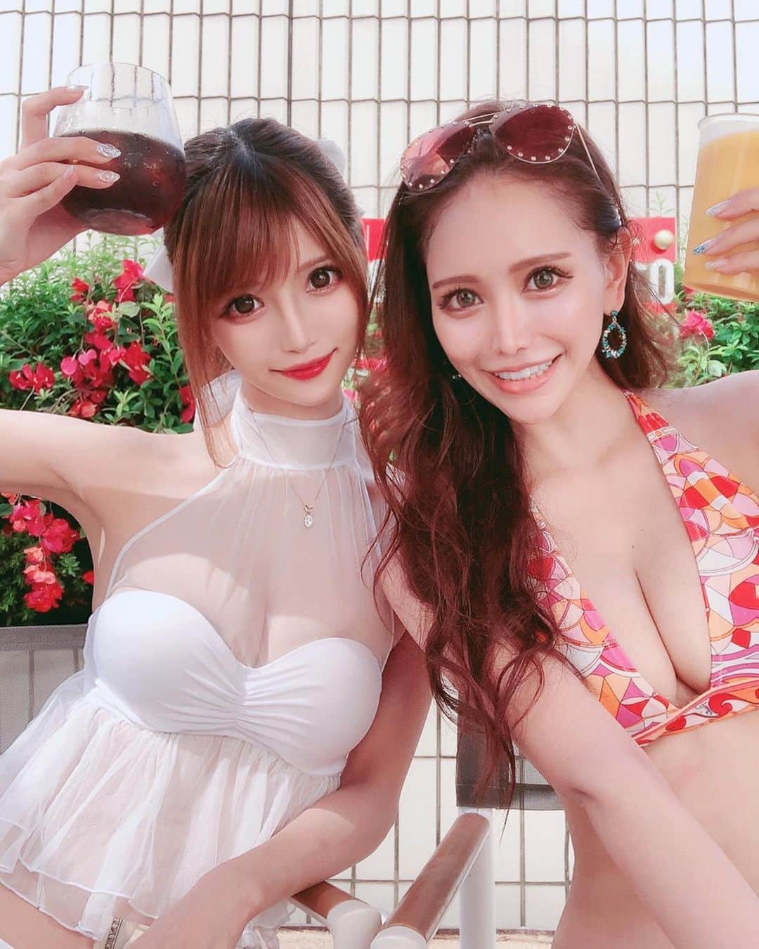 桜咲乃愛さんのインスタグラム写真 - (桜咲乃愛Instagram)「Love(๑♡ᴗ♡๑) 日焼けする前だからめっちゃ白い（笑）  どこ行っても一生コーラとシャンパン（笑）🥂💓🍹 #友達#夏#プール#暑い#水着#水着のお姉さん #スイムウエア #swimwear #ポニーテール#アップヘア #プッチ」8月13日 21時45分 - noasama1101
