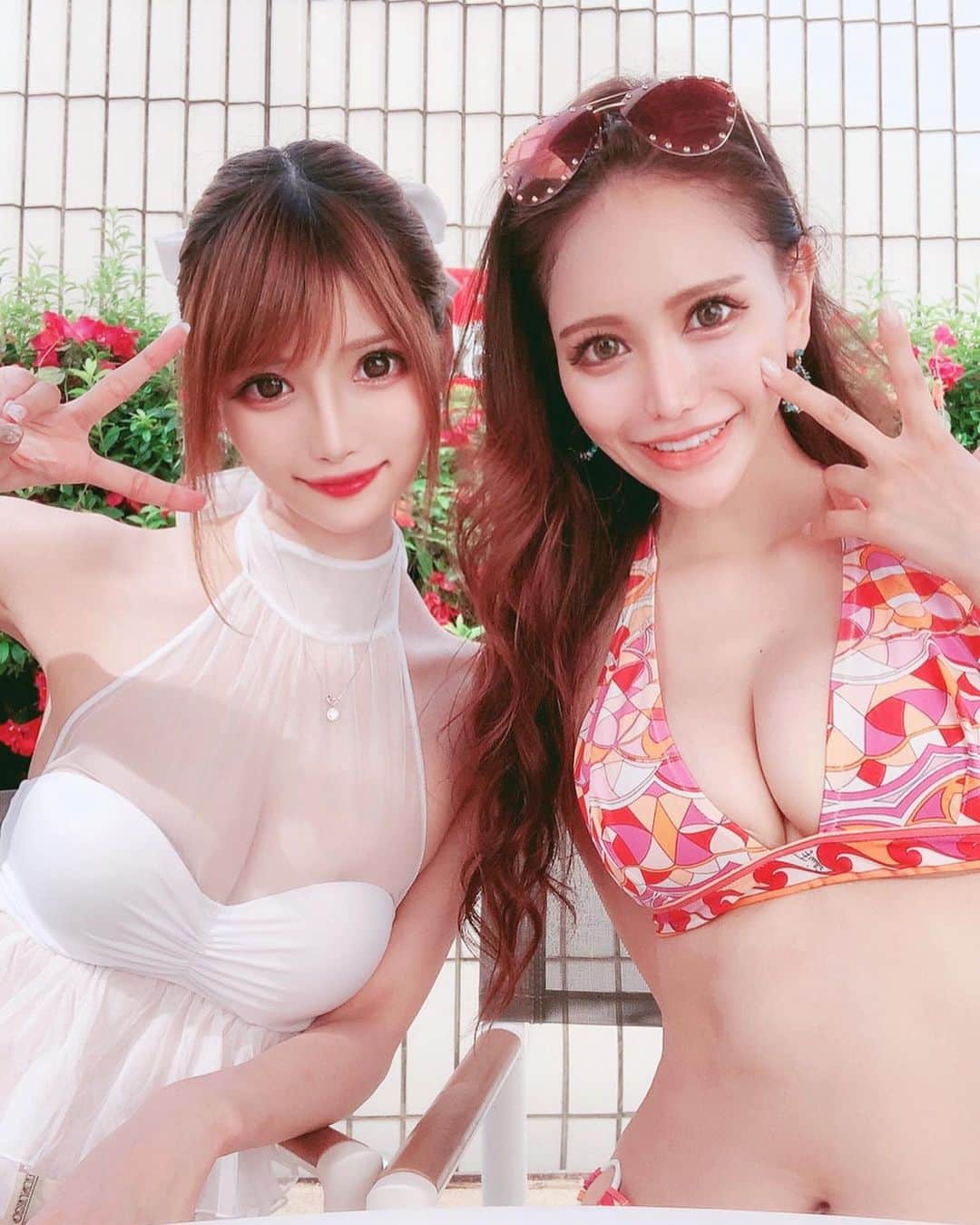 桜咲乃愛さんのインスタグラム写真 - (桜咲乃愛Instagram)「Love(๑♡ᴗ♡๑) 日焼けする前だからめっちゃ白い（笑）  どこ行っても一生コーラとシャンパン（笑）🥂💓🍹 #友達#夏#プール#暑い#水着#水着のお姉さん #スイムウエア #swimwear #ポニーテール#アップヘア #プッチ」8月13日 21時45分 - noasama1101