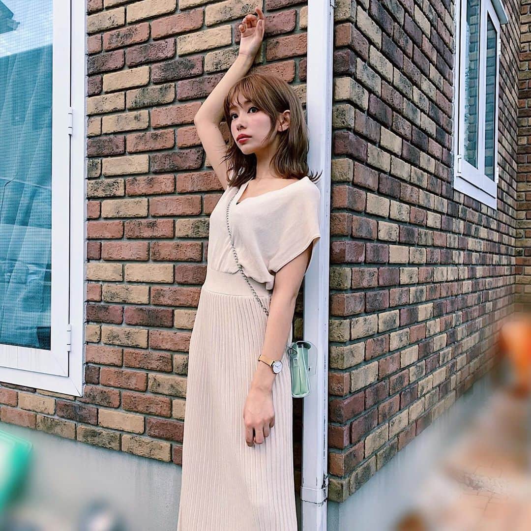 のインスタグラム：「今日のコーデさん❤︎ . 今日もシンプルワンピ。ニットっぽい伸びる素材なんだけどとっても薄手なので涼しいしゆるっとさが女らしさもプラスしてくれる🥰 . タイト過ぎない作りが好き💜 鞄はクリアバックで夏ぽく🌈 . . #andrere #andrere___」