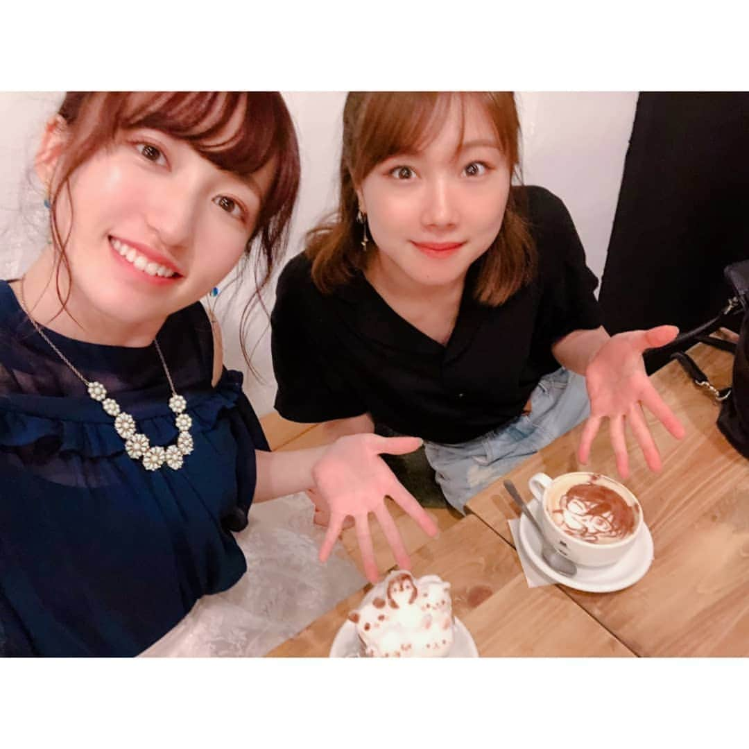 石田亜佑美さんのインスタグラム写真 - (石田亜佑美Instagram)「. . . #まーた山木と石田が遊んだってよ . 素敵なラテアートに出会いました♥️ リクエストしたら何でも書いてくれるって言うから、大好きな名探偵コナン！ツノ(違う)まで丁寧に書いてくださったぁ...！ . . #浅草  #浅草カフェ #蔵前カフェ #ラテアート #リクエスト #hatcoffee #名探偵コナン #3D #すごい  #country_girls #山木梨沙 #morningmusume19 #石田亜佑美」8月13日 21時46分 - ayumi_ishida.official