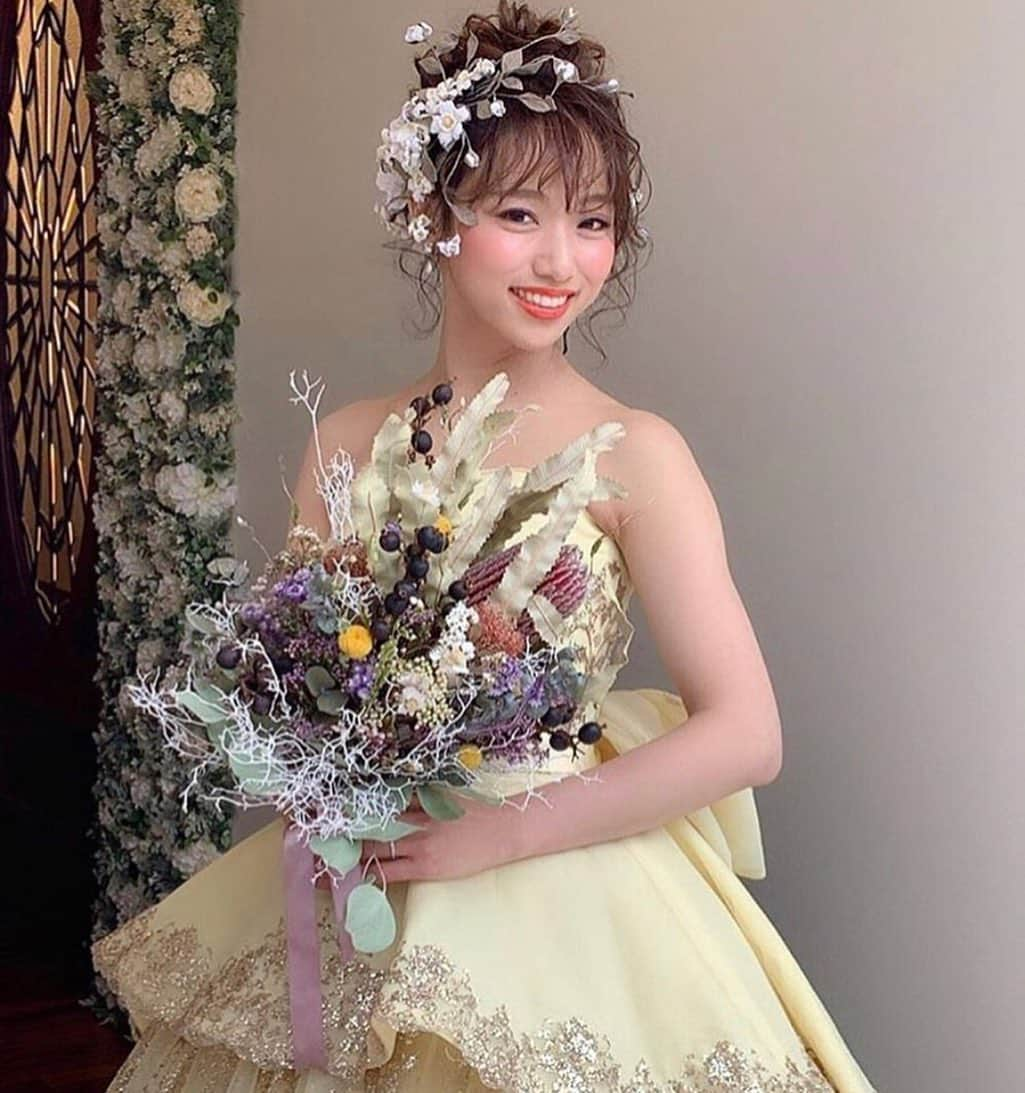 プレ花嫁の結婚式準備アプリ♡ -ウェディングニュースさんのインスタグラム写真 - (プレ花嫁の結婚式準備アプリ♡ -ウェディングニュースInstagram)「ナチュラル可愛いブライダルヘア９選🌿💓 . . ➸➸➸➸➸➸➸💒➸➸➸➸➸➸➸ 本物の料金&見積もり&写真が見れる✨ . ウェディングニュース式場検索 👰 . アプリ： @weddingnews_editor web版： @weddingnews_concierge ➸➸➸➸➸➸➸➸➸➸➸➸➸➸➸➸ . . こちらのお写真は #モデル @mi_kity62 さんからリグラムさせていただきました🌟ありがとうございました😊✨ . . どのヘアもコーデもナチュラル可愛くて参考になるっ😍💓 . カバーはゆるふわ #お団子ヘア 💓 . レースの袖ありドレスが引き立つ高めのゆるふわ #アップスタイル で #ブーケ に合わせた #ヘッドドレス やフェアリーな雰囲気が可愛いですよね🌿💕 . 👗dress  @wedding_dress_confetti さん 💄 hairmake @masanari1110 さん 🌼head accessory  @akane_sakaguchi さん . ほかのヘアもとても素敵なのでぜひスワイプ👉🏻してみてくださいね💕 . . . ＼📷投稿お待ちしています／ . 花嫁はもちろん、業者さんも大歓迎✨ アナタのお写真をご紹介してもOKという方は、ぜひ #ウェディングニュース にお写真を投稿してください💕 . . ⬇︎関連アカウント⬇︎ . 💒式場検索 【 @weddingnews_concierge 】 👰マイレポ花嫁 【 @weddingnews_brides 】 . . その他、編集部からの連絡専用 @weddingnews_contact や、スタッフ個人の連絡用として @WN_xxxx（xxxは個人名）があります💕 . ………………………………………… ❤️WeddingNewsとは？ . 花嫁のリアルな”声”から生まれた 花嫁支持率No1✨スマホアプリです📱💕 . . 🌸知りたい… #結婚式準備 に役立つ記事を毎日150件配信中♩ . 🌸見たい… インスタの #ウェディング 系投稿TOP100が毎日チェックできる＊IG画像の複数ワード検索も可♩ . 🌸叶えたい… #結婚式 関連の予約サイトが大集合♩ . 🌸伝えたい… 自分の結婚式レポ『マイレポ』が簡単に作れる♩卒花嫁のレポが読める♩ . . @weddingnews_editor のURLからDLしてね✨ . . . #プレ花嫁 #結婚  #花嫁  #ウエディング  #プレ花嫁準備 #2019秋婚 #ウェディングヘア #ブライダルヘア #ヘアメイク #ウェディングドレス #披露宴 #お色直し #ナチュラルウェディング #ナチュラル #美容室 #浴衣ヘア #二次会ヘア #日本中のプレ花嫁さんと繋がりたい #お団子アレンジ #和装ヘア」8月13日 21時57分 - weddingnews_editor