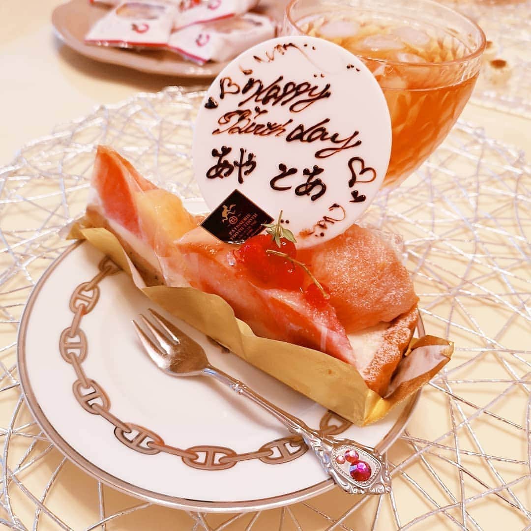 のインスタグラム：「あゆみ親子が遊びに来てくれた❤️ しかも長男とともにお祝い🎂してもらっちゃった😚 中学の時からの親友～💕さすが❤️好み熟知してくれてて最高～😍ありがとう❤️ おしゃべりしてたら時間あっという間..😚 #親友　#中学からの仲 #昼飲み #バースデーケーキ #ティータイム  #パプリカダンス」