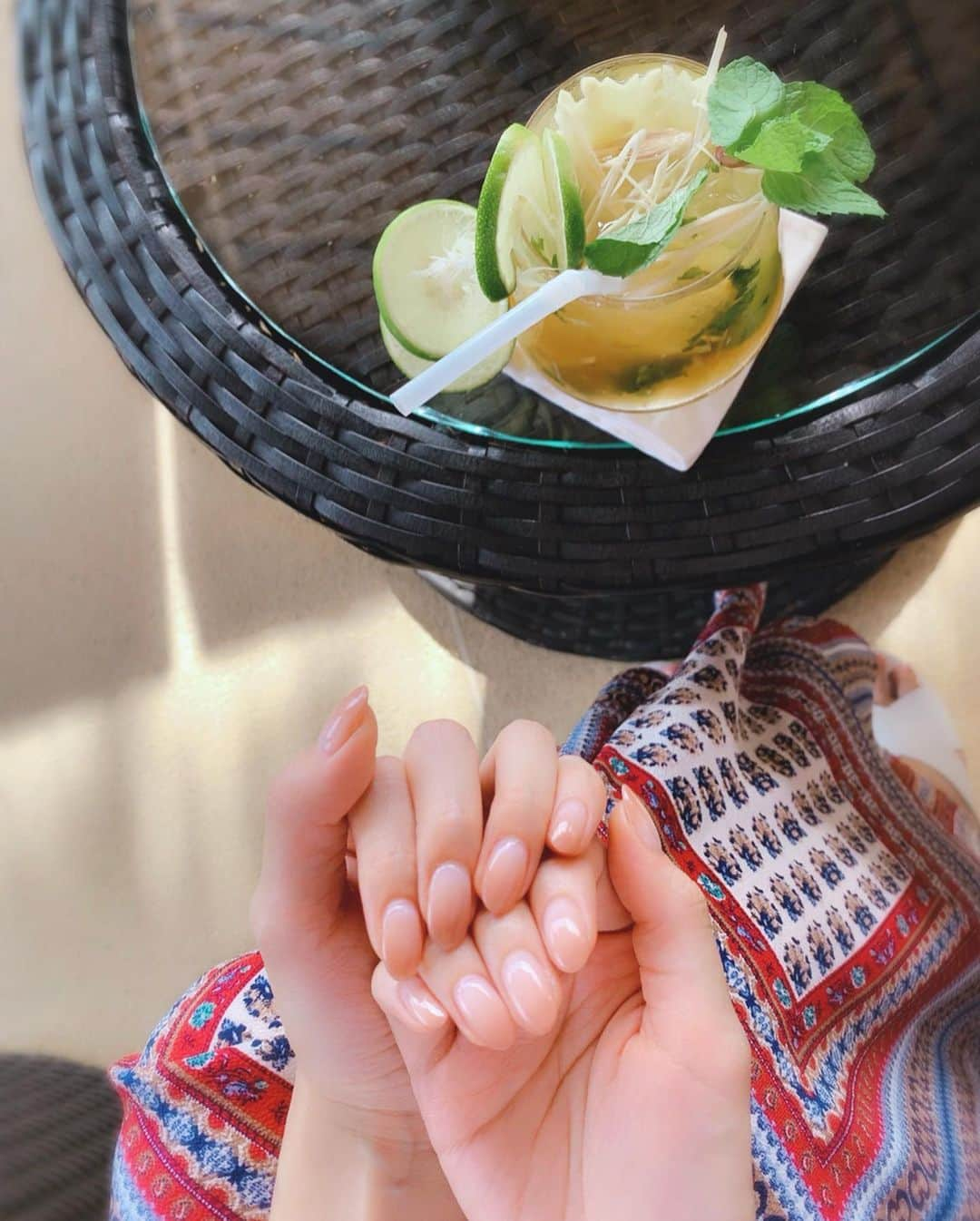 西村笑花さんのインスタグラム写真 - (西村笑花Instagram)「🍹 ・ ・ #グラデーションネイル にしてもらいました❤︎ 昔はきらっきらで派手なネイルが大好きだったのに 最近はシンプルなネイルばかりだなぁ😌❤︎ ・ ジンジャーモヒート美味しかった☺️🍹💛 #newnail #nail #gelnails #emika_trip #お気に入り #いつもありがとうございます #シェルネイル #夏ネイル #つやつやネイル #ぷるぷるネイル」8月13日 21時49分 - emika_nishimura