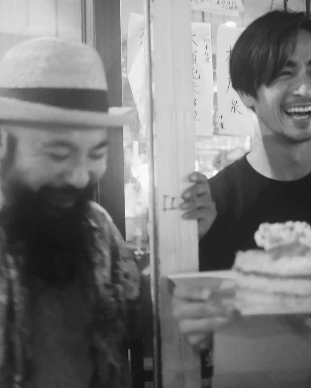 Shogoさんのインスタグラム写真 - (ShogoInstagram)「34歳になりました。  いつも通り誕生日なんて忘れてましたが、大好きな沖縄の友人達が祝ってくれました。  この年になっても祝われるのは嬉しいもんですね！  本当に足らないところだらけで嫁にしょっちゅう叱られてますが、笑  プライベートでも仕事でも仲間に恵まれてる事だけは、自信持って誇れます！  そんな仲間達と、どんなことでも、ものすごく小さなことでも、誰かの為になっていることに全力注いで生きていけたらめちゃくちゃ楽しい人生だなと思ってます。  この一年も一歩一歩。  みんなに感謝🙏🏻✨」8月13日 21時54分 - shogo_velbed